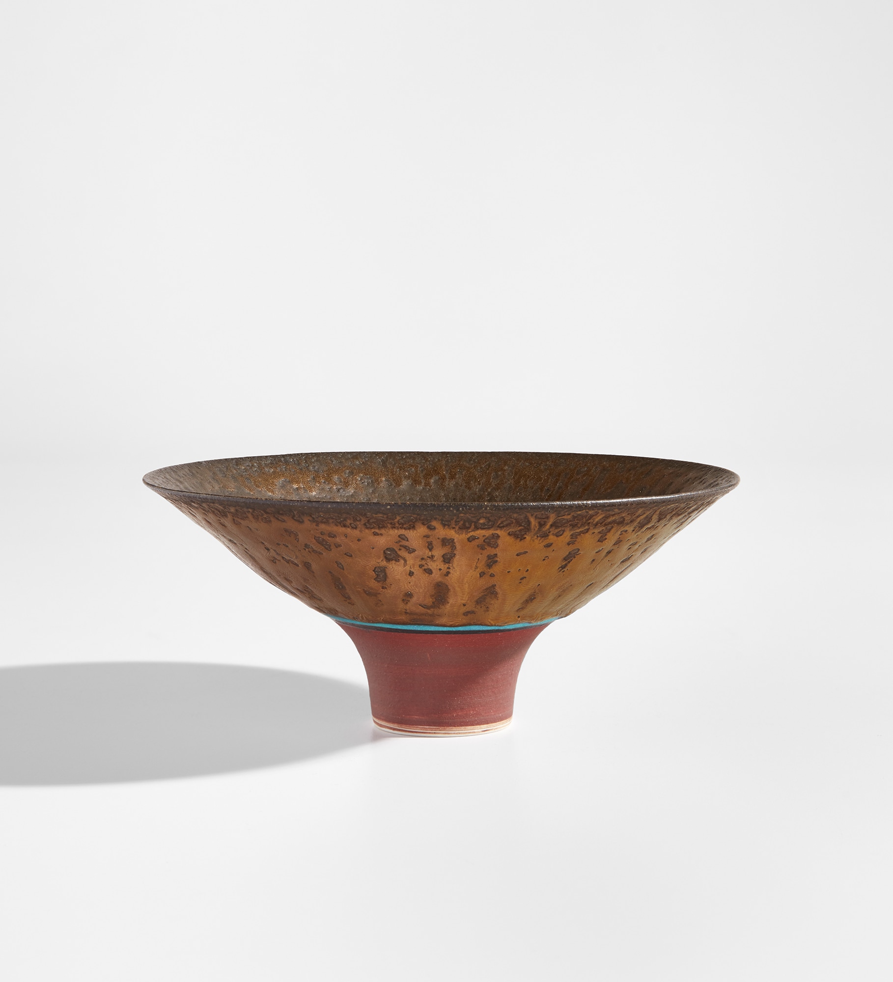 <p><strong>LUCIE RIE</strong> <em>Footed bowl</em>, circa 1980</p>
