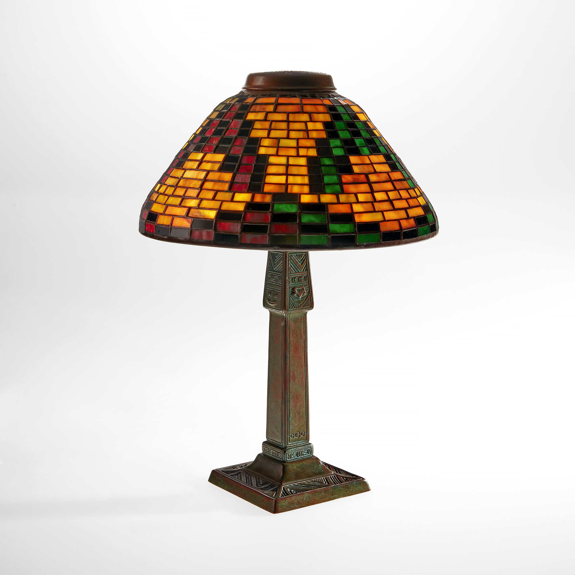 <p><strong>TIFFANY STUDIOS</strong> <em>&quot;American Indian&quot; desk lamp</em></p>
