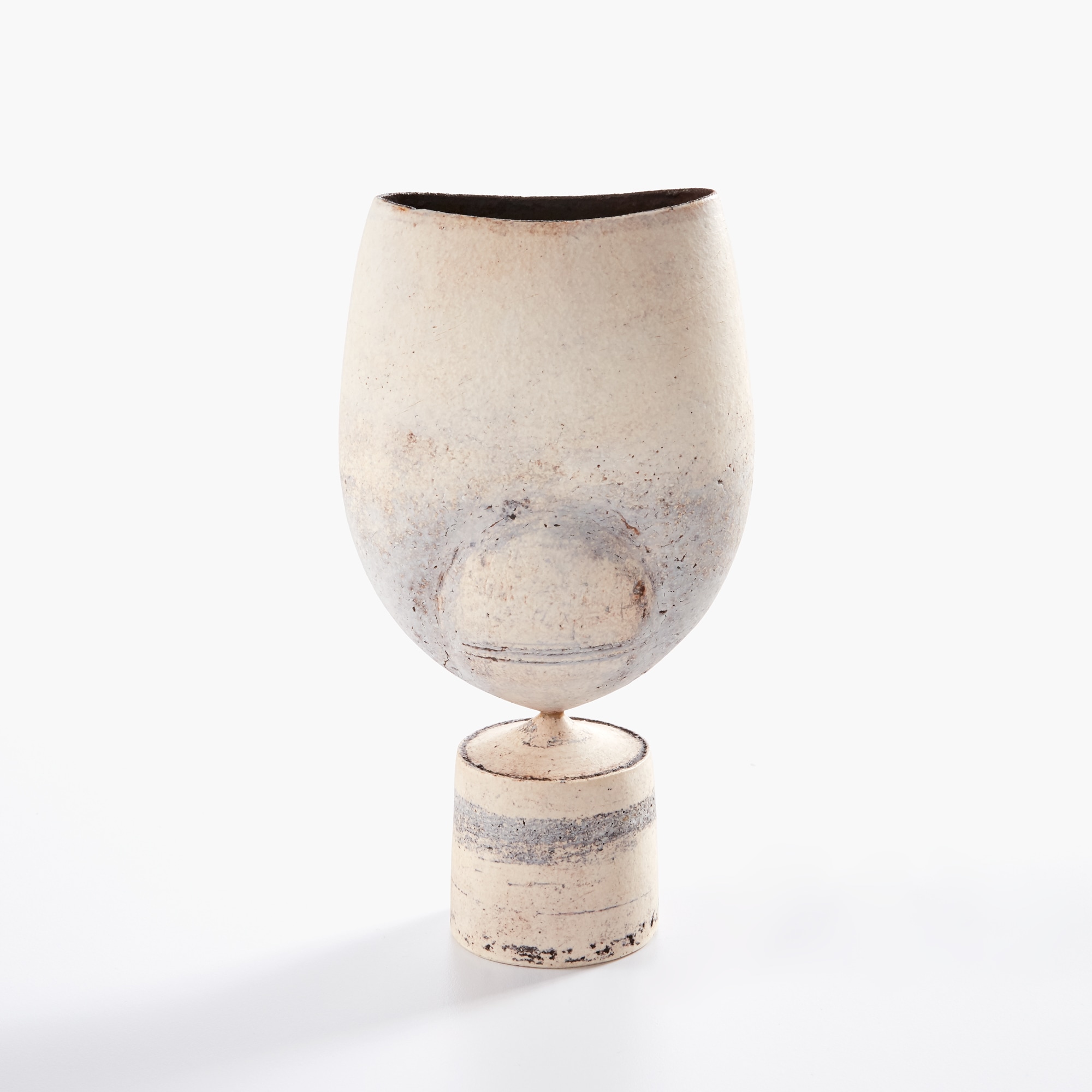 <p><strong>HANS COPER</strong><em> "Cycladic" pot</em>, circa 1972</p>