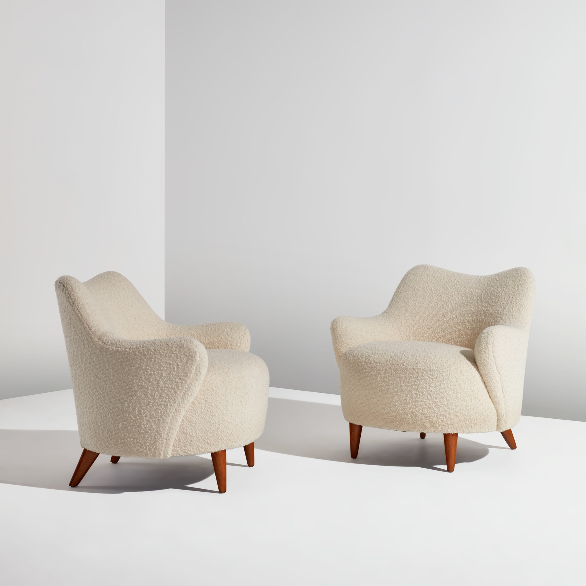 <p><strong>VLADIMIR KAGAN </strong><em>Pair of "Barrel" chairs,</em> 1950s</p>