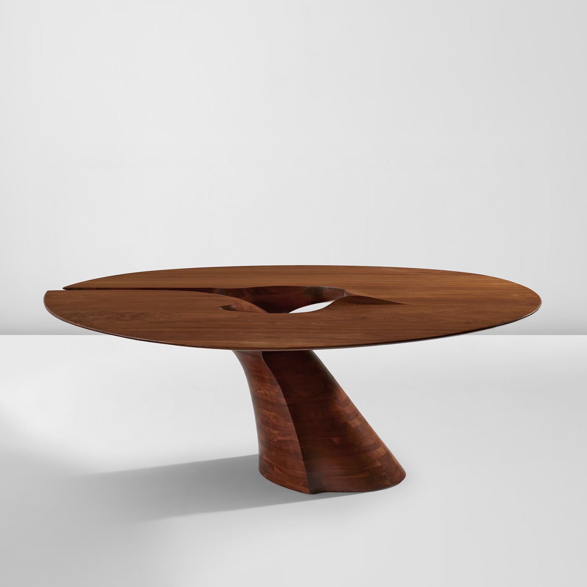 <p><strong>WENDELL CASTLE</strong> <em>Dining table,</em> 1971</p>