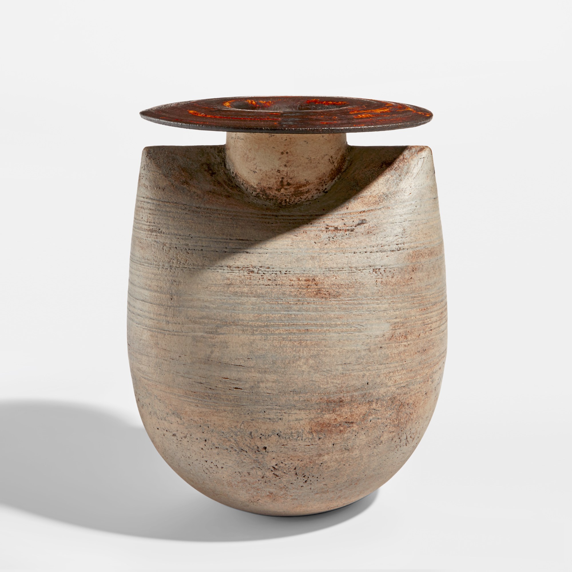 <p><strong>HANS COPER</strong> <em>"Sack" form,</em> 1968</p>