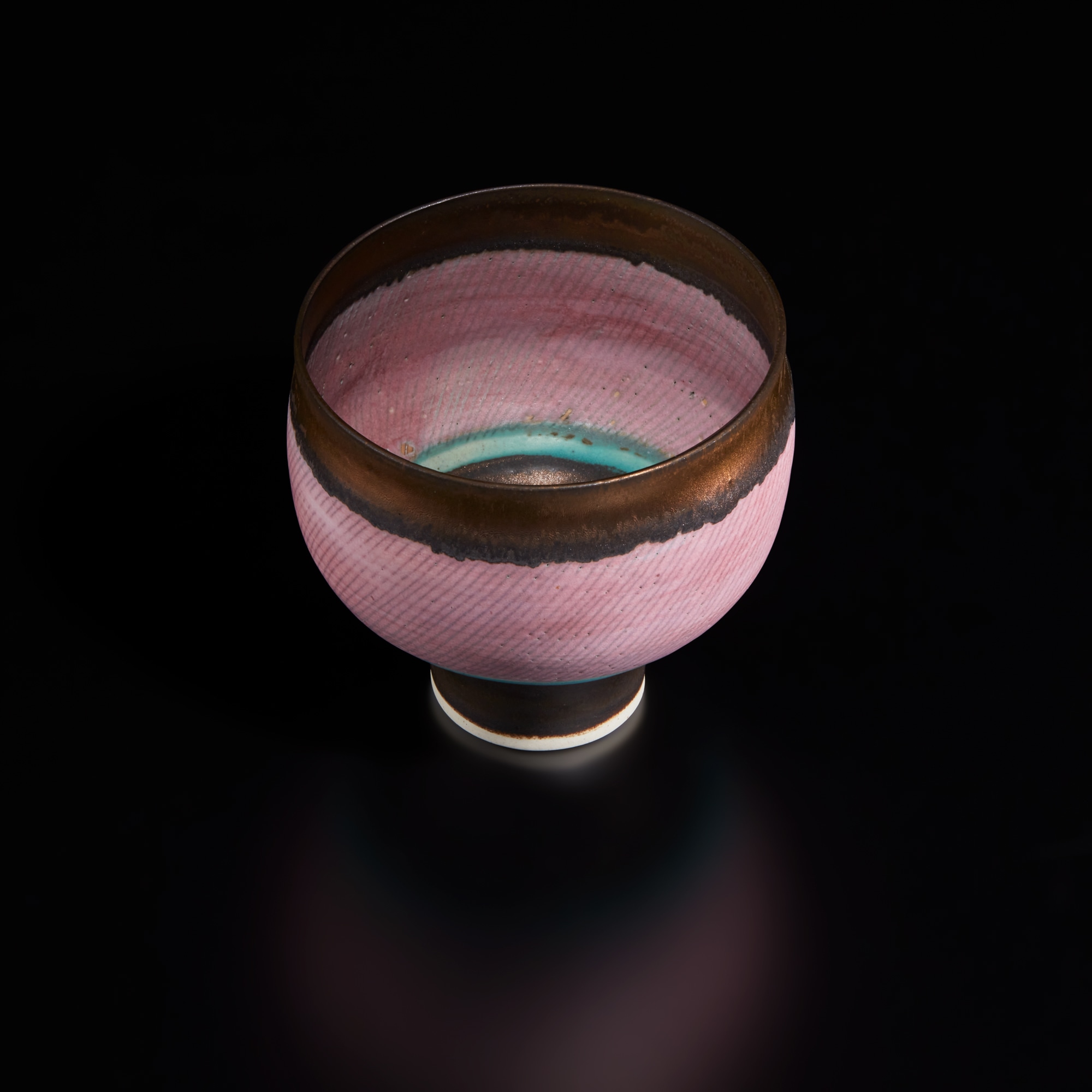 <p><strong>LUCIE RIE</strong>&nbsp;<em>Footed bowl,&nbsp;</em>circa 1978</p>
