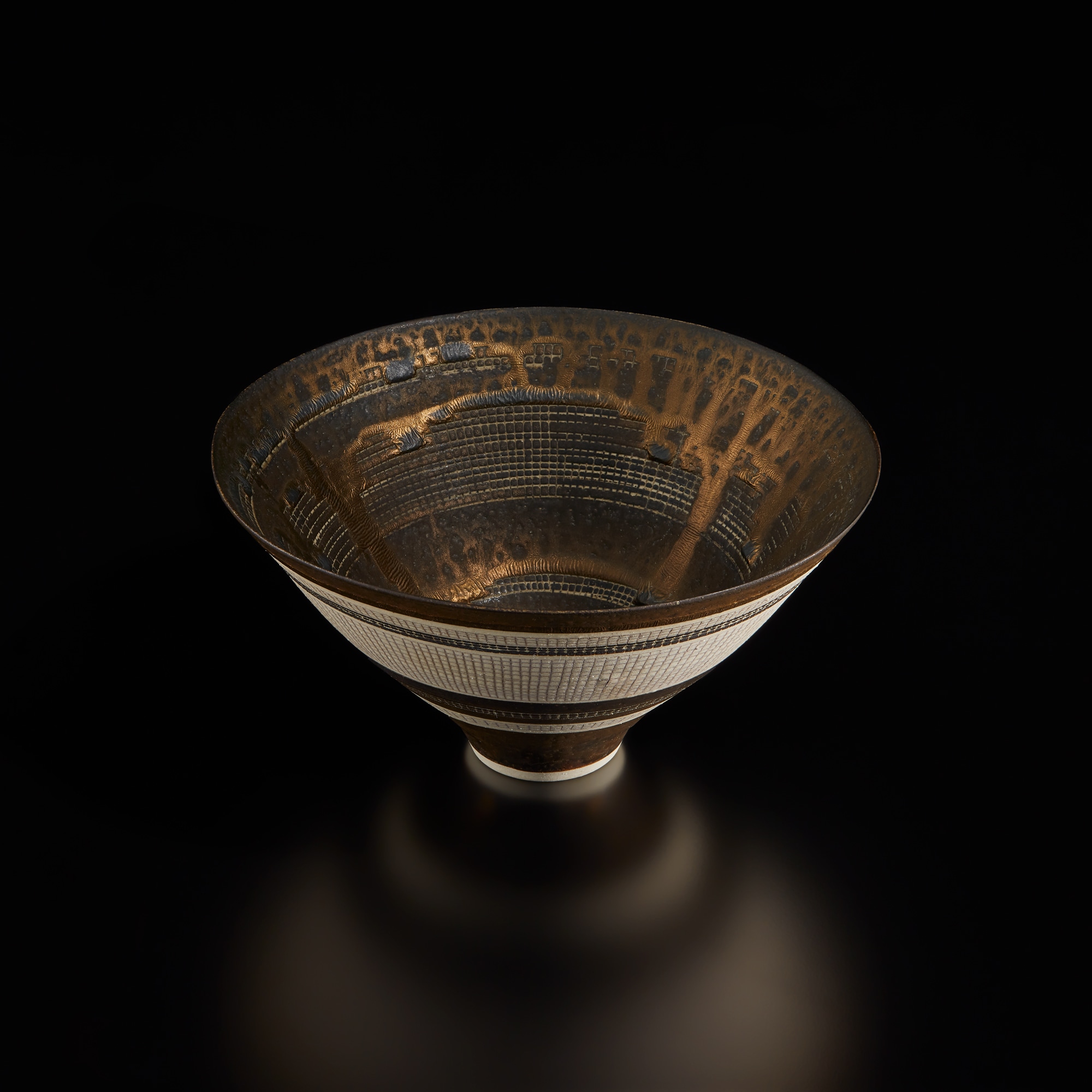 <p><strong>LUCIE RIE</strong>&nbsp;<em>Rare footed bowl,</em>&nbsp;circa 1982</p>
