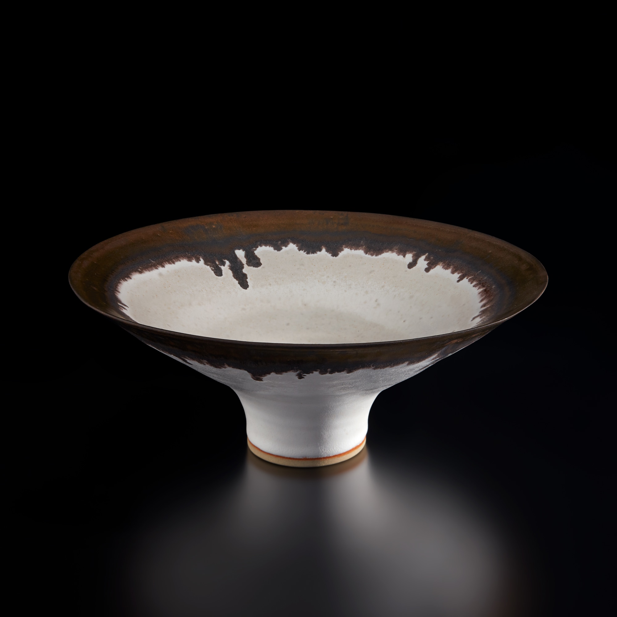 <p><strong>LUCIE RIE</strong>&nbsp;<em>Large footed bowl,&nbsp;</em>circa 1980</p>
