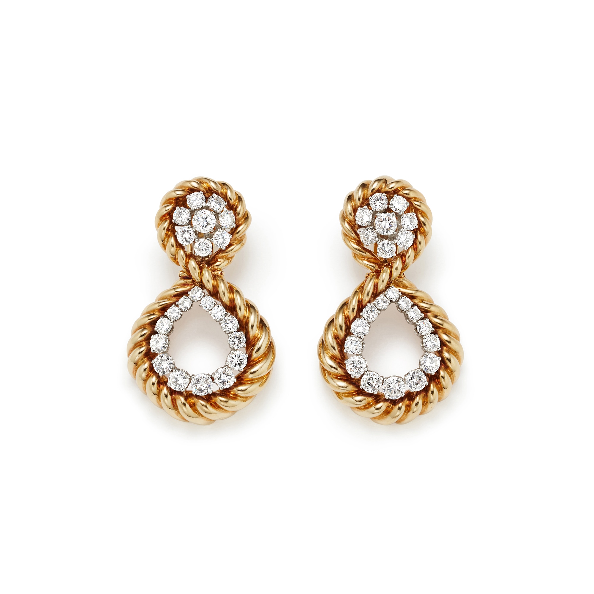 <p><strong>VAN&nbsp;CLEEF&nbsp;&amp; ARPELS.</strong>&nbsp;A Pair of Diamond and Gold Earclip</p>
