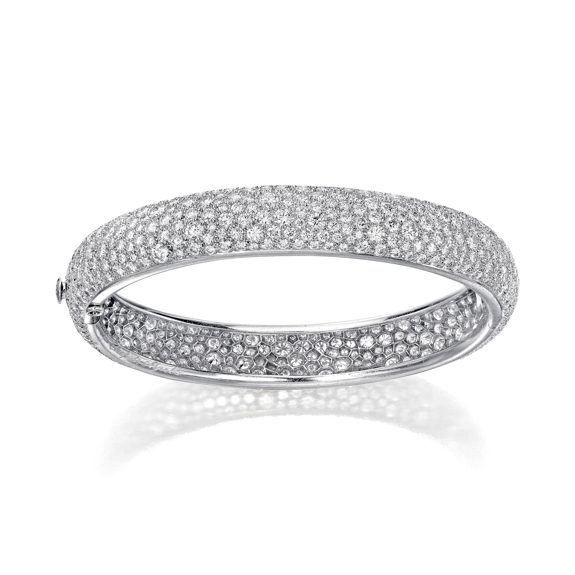 <p><strong>VAN CLEEF & ARPELS</strong> <em>Diamond Bangle, 'Galuchat' </em></p>
