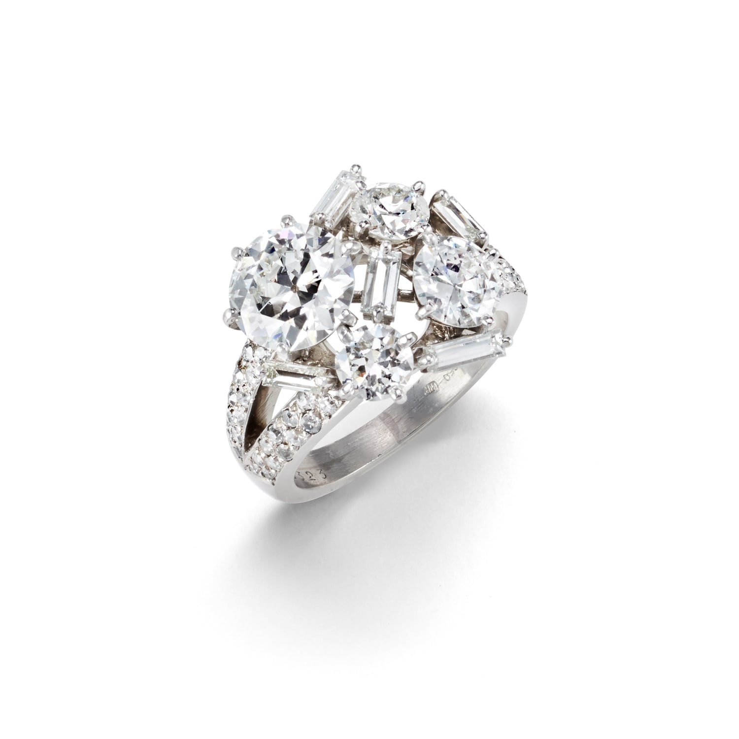 <p><strong>MELLERIO. </strong>A Diamond and Platinum Ring</p>