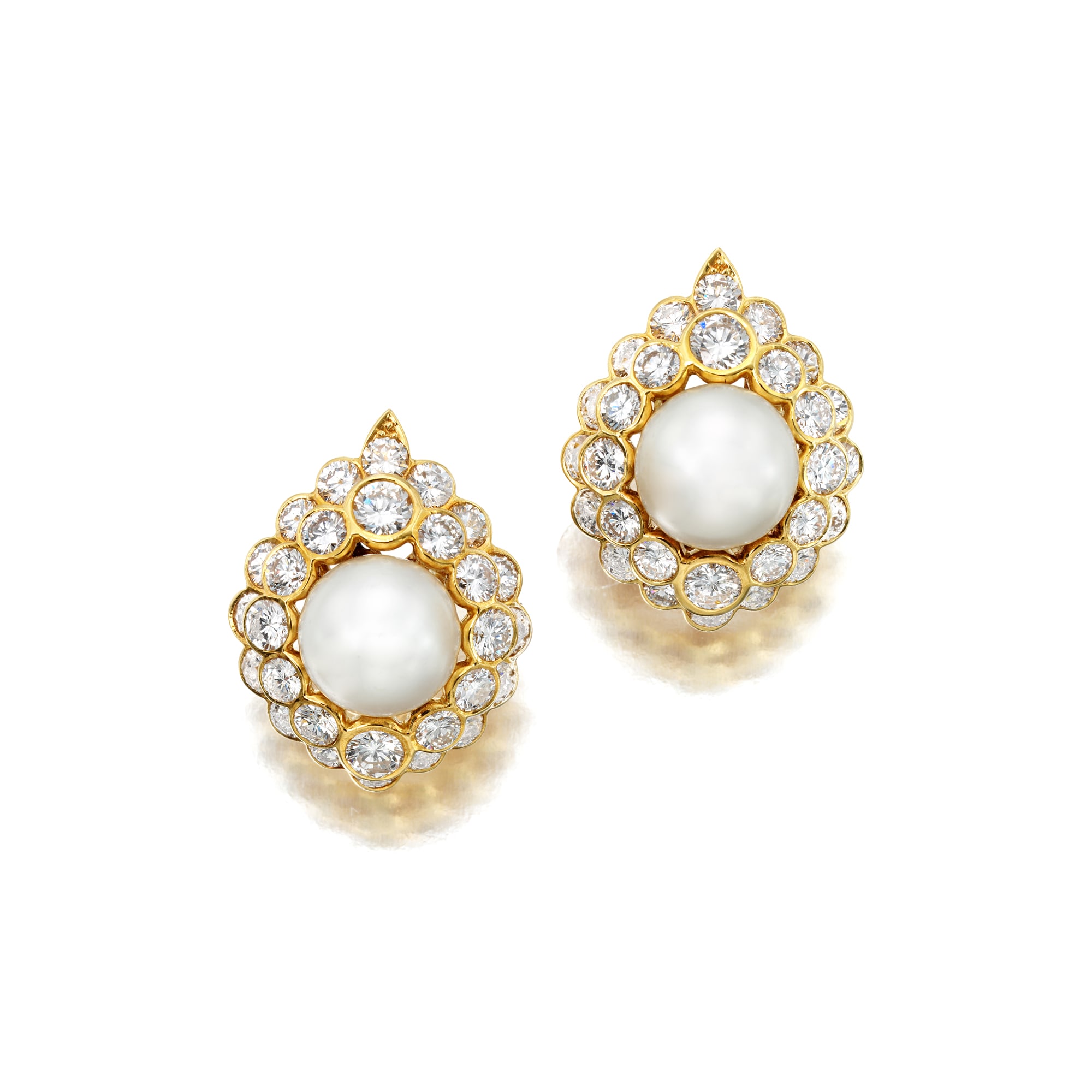 <p><strong>VAN CLEEF &amp; ARPELS&nbsp;</strong><em>Natural Pearl and Diamond Earrings</em></p>
