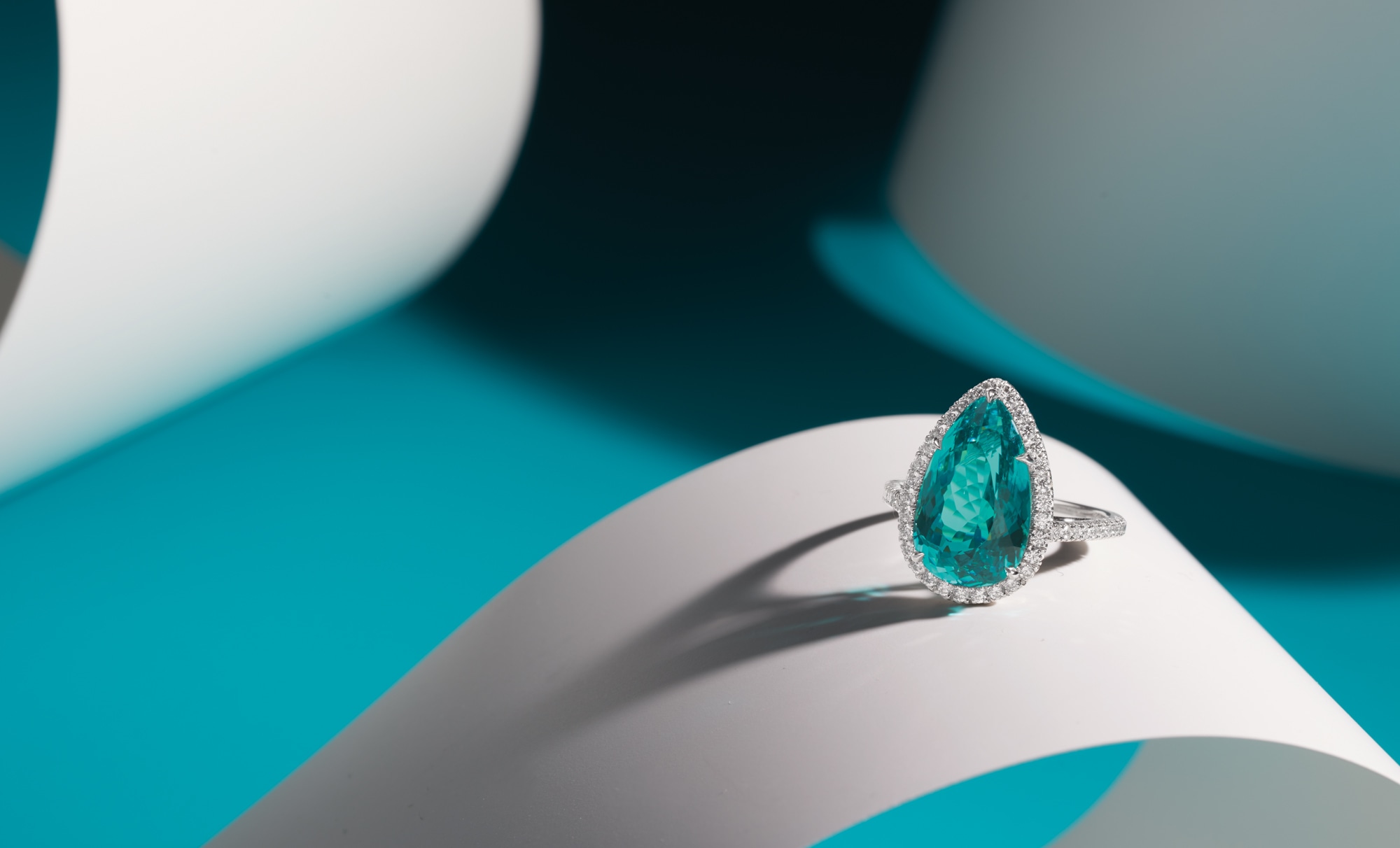 <p>A Rare Paraiba Tourmaline, Diamond and Platinum Ring &nbsp;</p>
