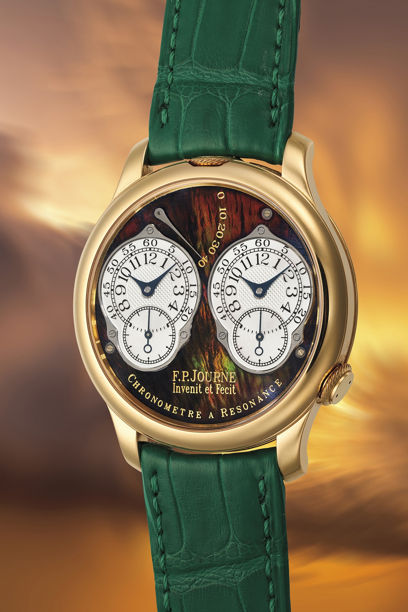 <p><strong>F.P. JOURNE</strong>&nbsp;<em>Chronom&egrave;tre &agrave; R&eacute;sonance with mother-of-pearl dial</em></p>
