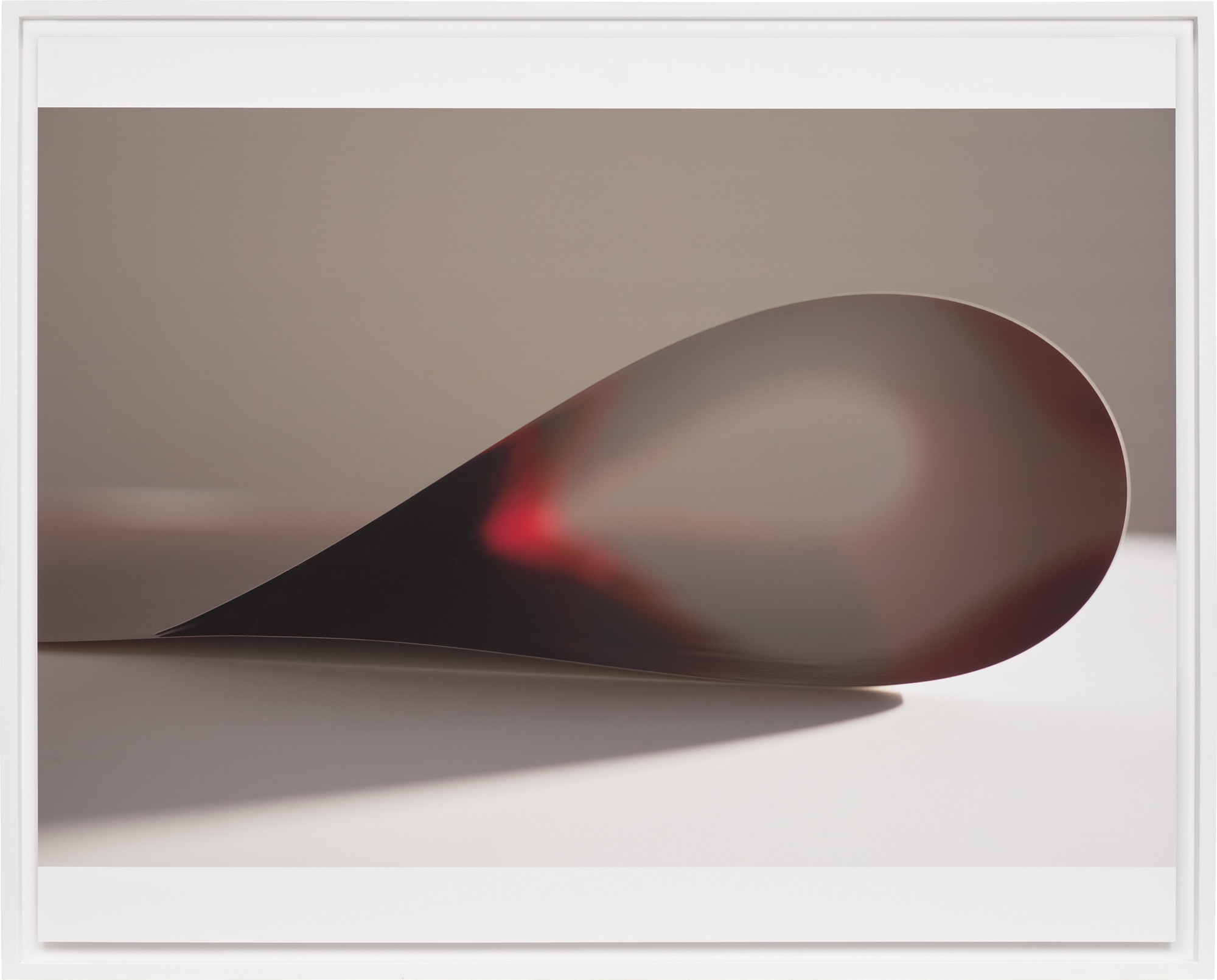 <p><strong>WOLFGANG TILLMANS</strong> <em>paper drop (passage) II</em>, 2019</p>
