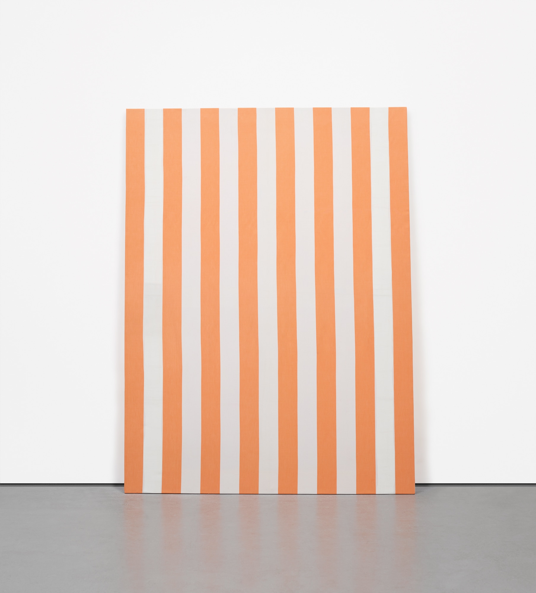 <p><strong>DANIEL BUREN</strong> <em>Peinture acrylique blanche sur tissu rayé blanc et orange</em>, 1971</p>