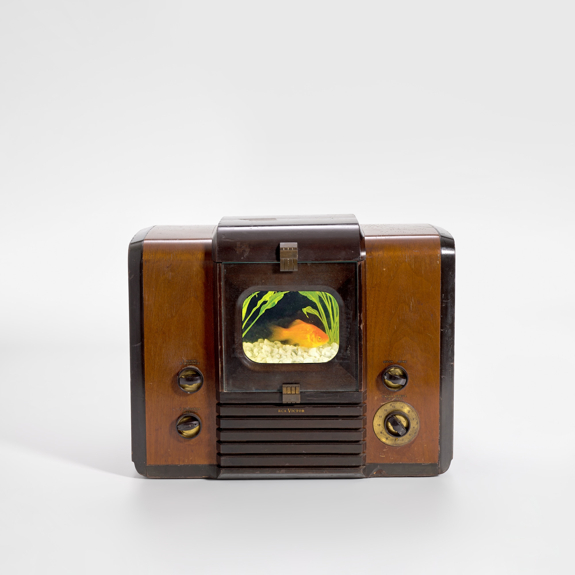 <p><strong>NAM JUNE PAIK</strong> <em>Sonatine for Goldfish</em>, 1992</p>
