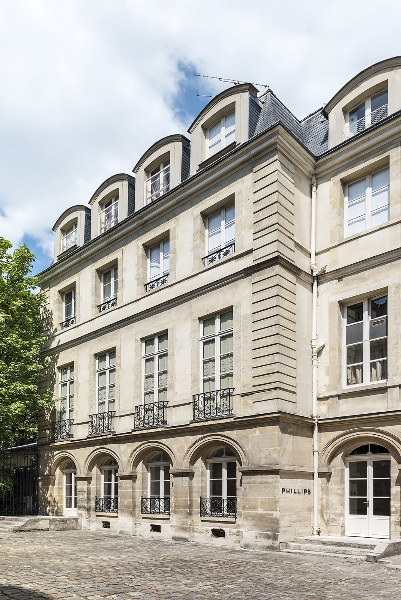 <p><em>Paris Exhibition, with Highlights from our 2025 David Hockney Auction</em></p>
