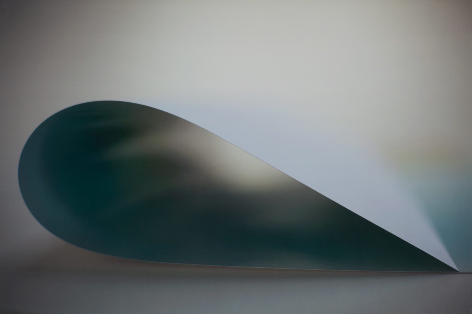 <p><strong>WOLFGANG TILLMANS</strong>&nbsp;&nbsp;<em>paper drop&nbsp;(studio) II</em>, 2011</p>
