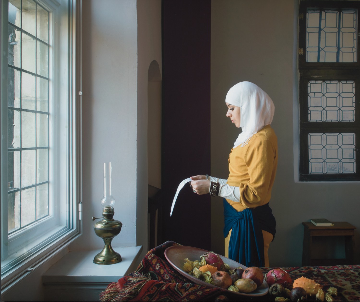 <p><strong>JAN BANNING</strong> <em>Moroccan girl (Nissrine) reading an application form for an &ldquo;inburgeringscursus&rdquo;&nbsp;<br />
(citizenship course) at a closed window from National Identities</em>, 2007</p>
