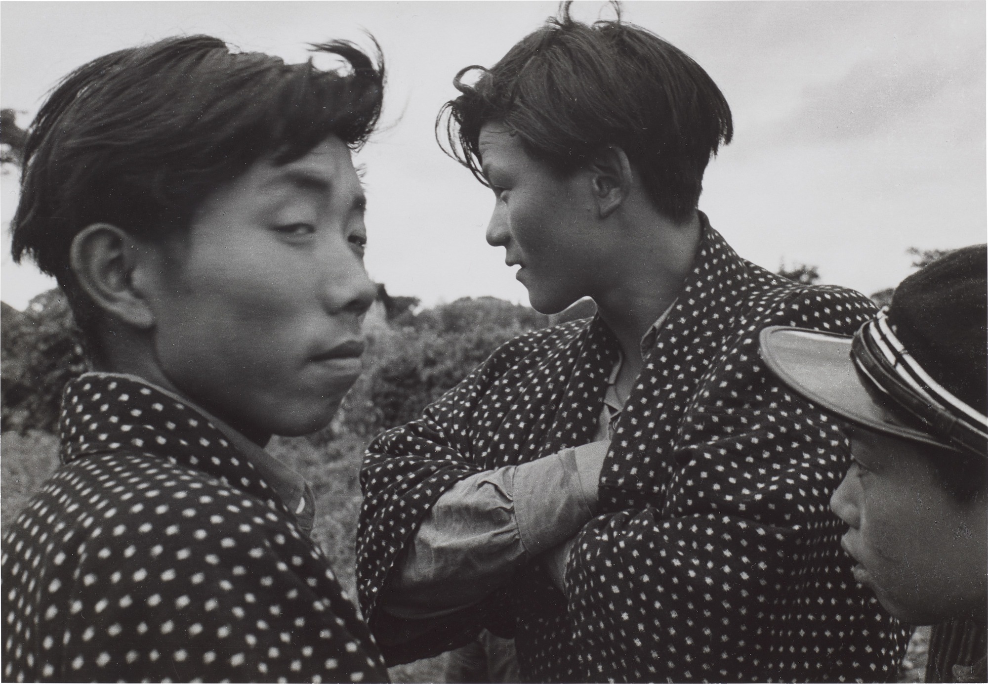 <p><strong>木村伊兵衛</strong><strong> IHEI KIMURA</strong> <em>青年、秋田市仁井田</em><em> </em><em>Young Men, Niida, Akita City</em>, 1952</p>