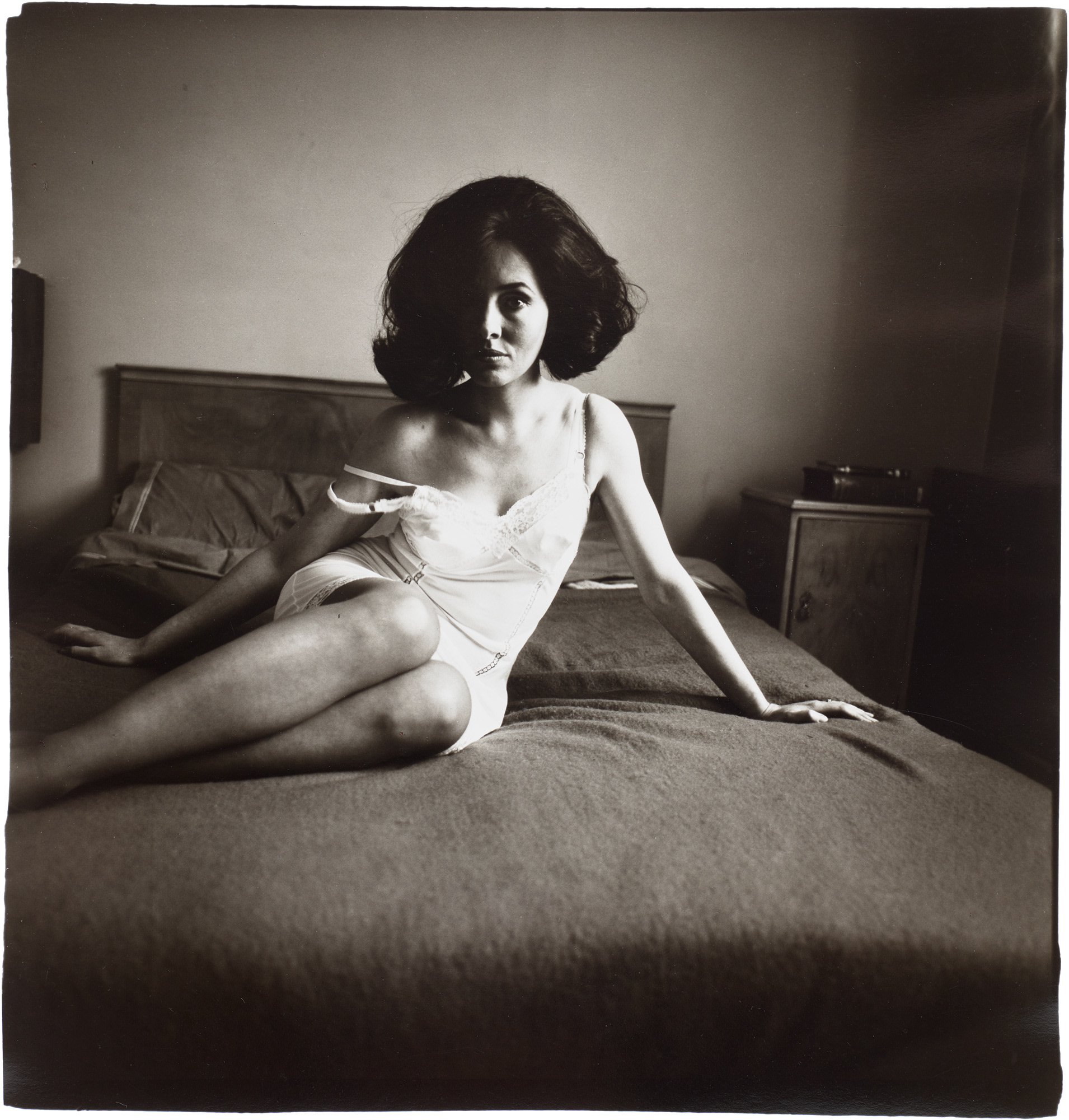 <p><strong>DIANE ARBUS</strong> <em>Elizabeth Taylor look-alike reclining on a bed, London, England,</em>&nbsp;1969</p>
