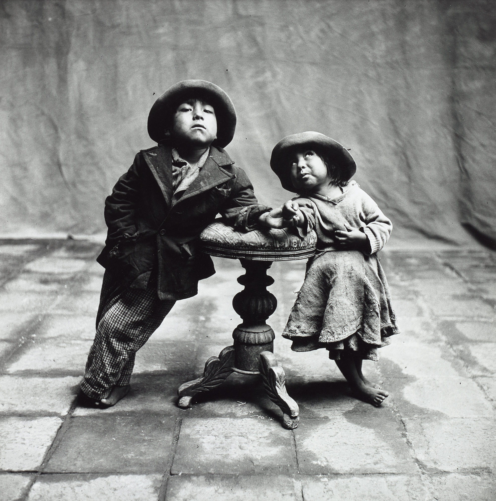 <p><strong>IRVING PENN</strong> <em>Cuzco Children, Peru,</em> 1948</p>
