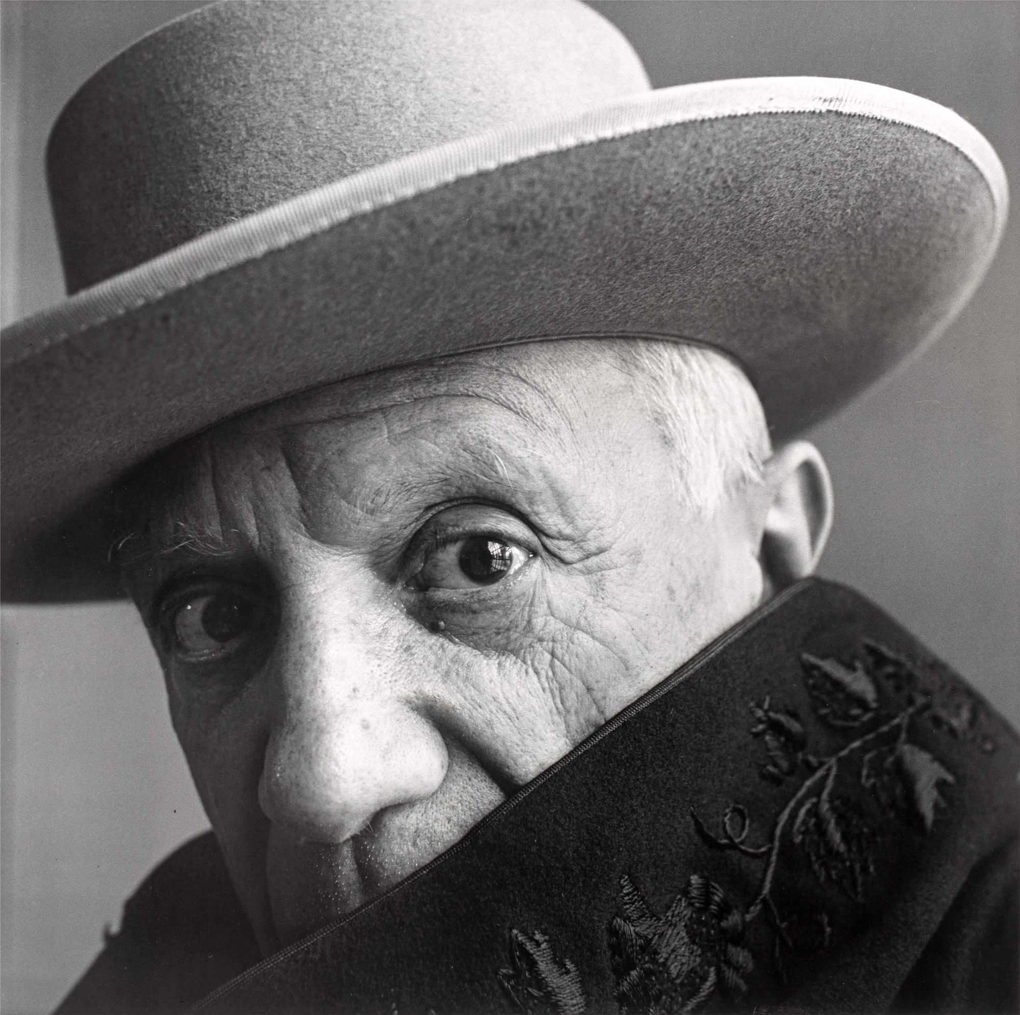 <p><strong>IRVING PENN</strong>&nbsp;<em>Pablo Picasso at La Californie, Cannes, France</em>,&nbsp;1957</p>
