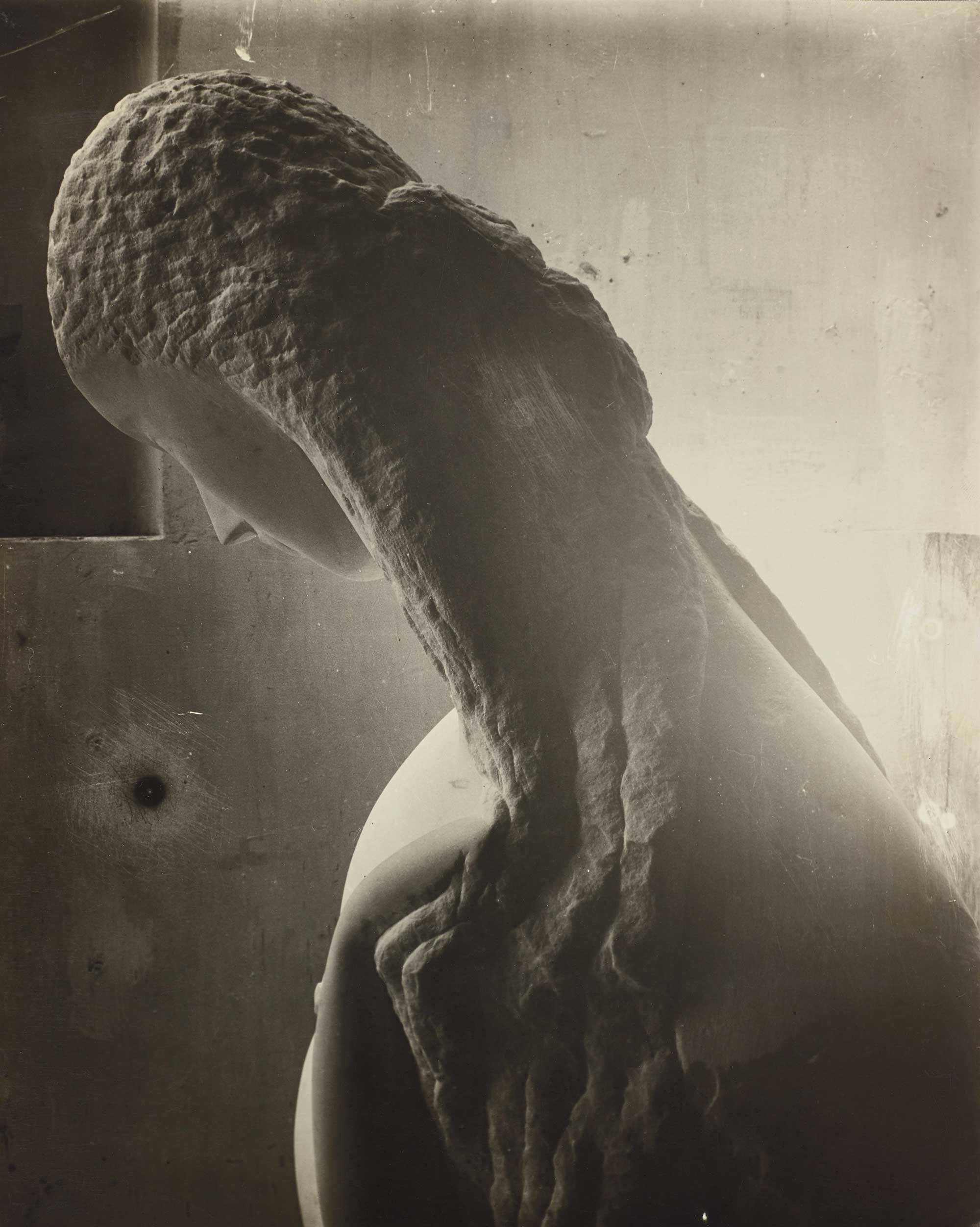 <p><strong>CONSTANTIN BRANCUSI</strong><em>&nbsp;Femme se regardant dans un miroir [Woman looking into a mirror],</em> 1909</p>
