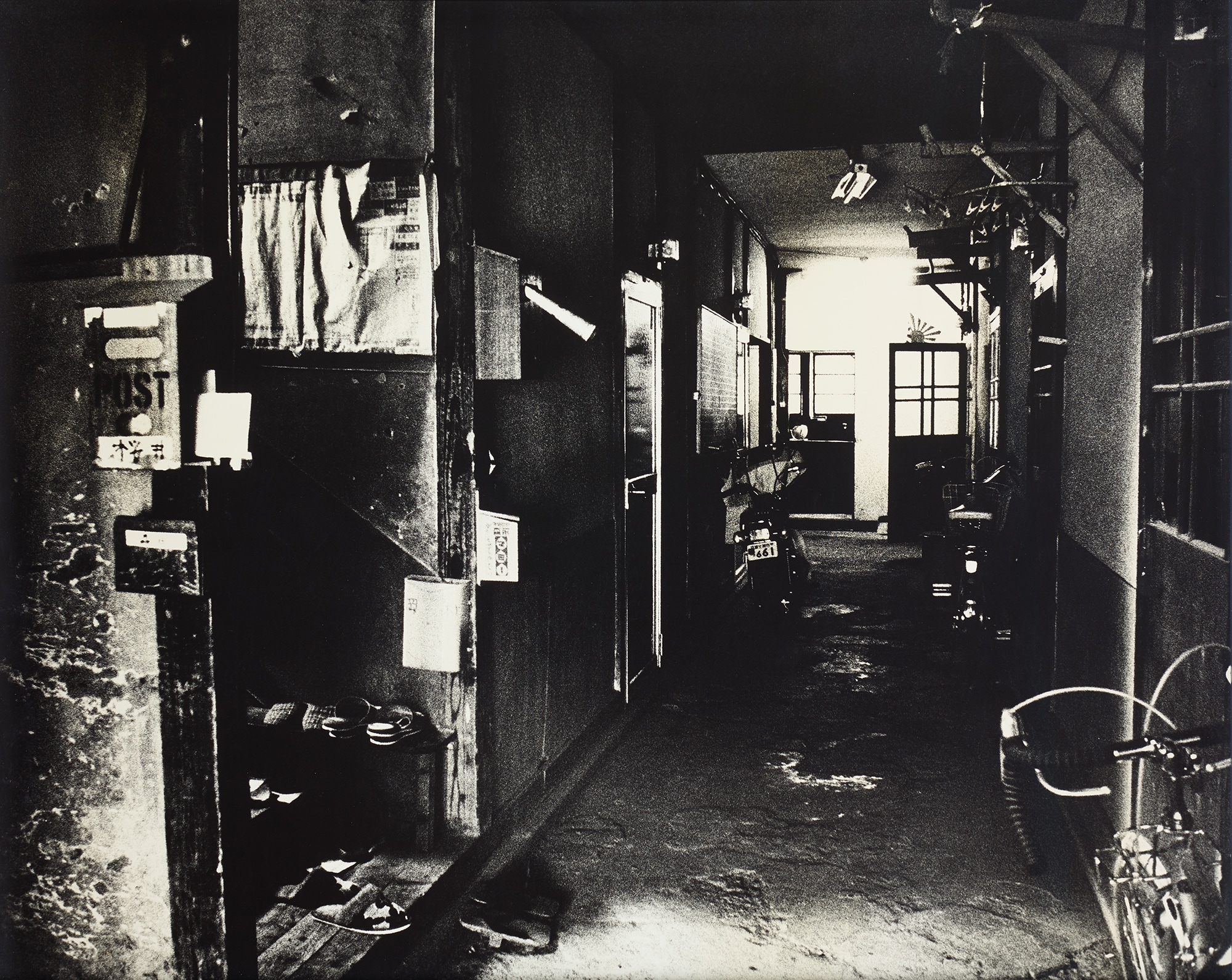 <p><strong>石内都</strong><strong> </strong><strong>ISHIUCHI MIYAKO</strong> <em>Apartment #13,</em> 1978</p>