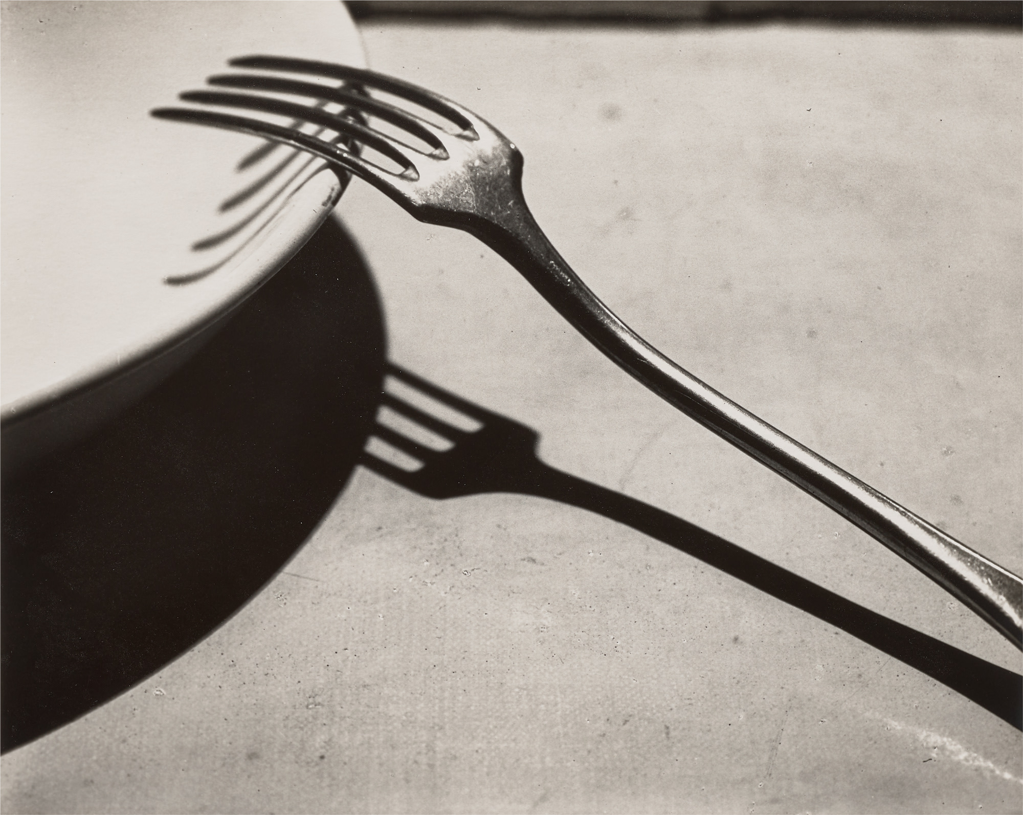 <p><strong>ANDRÉ KERTÉSZ</strong> <em>Fork, Paris</em>, 1928</p>