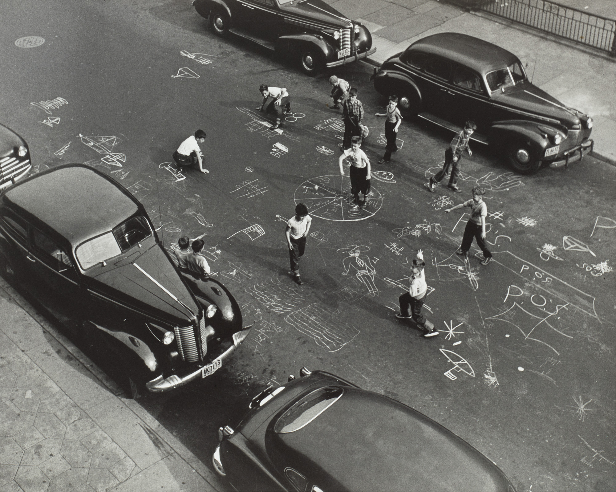<p><strong>ARTHUR LEIPZIG</strong> <em>Chalk Games, New York City</em>, 1950</p>