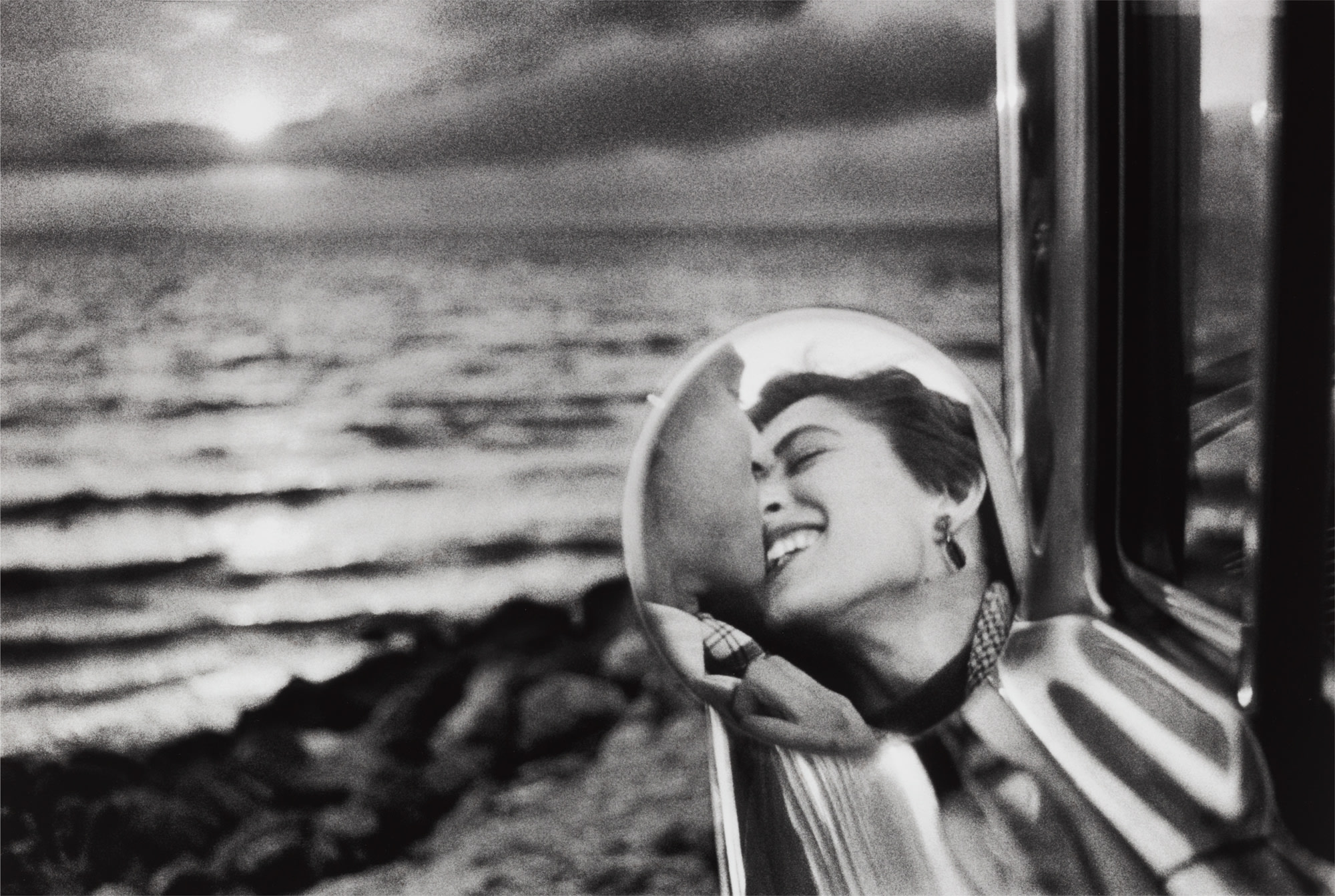 <p><strong>ELLIOTT ERWITT</strong> <em>California Kiss</em>, 1955</p>