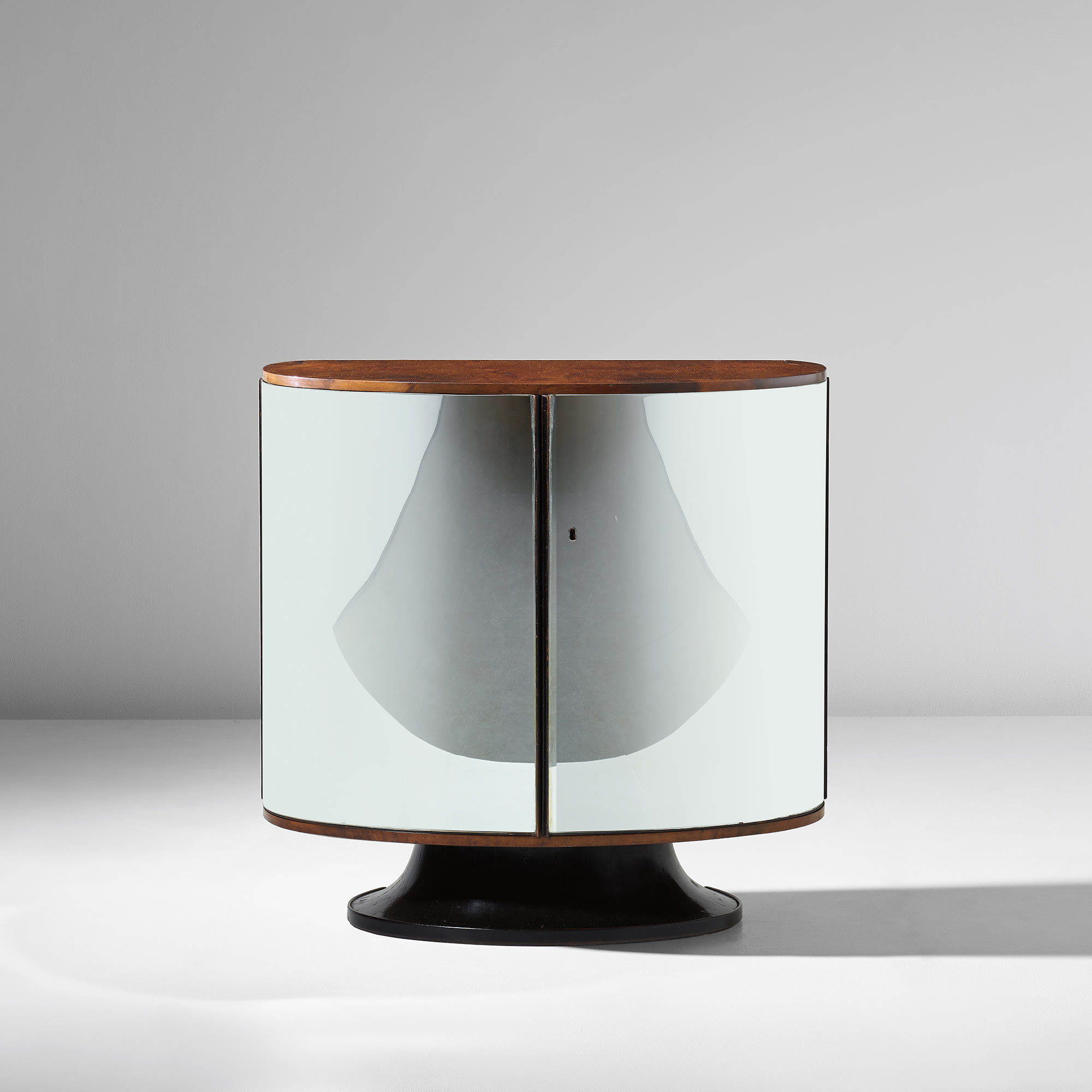 <p><strong>PIETRO CHIESA </strong><em>Rare illuminated drinks cabinet, model no. 1094,</em> circa 1936 </p>