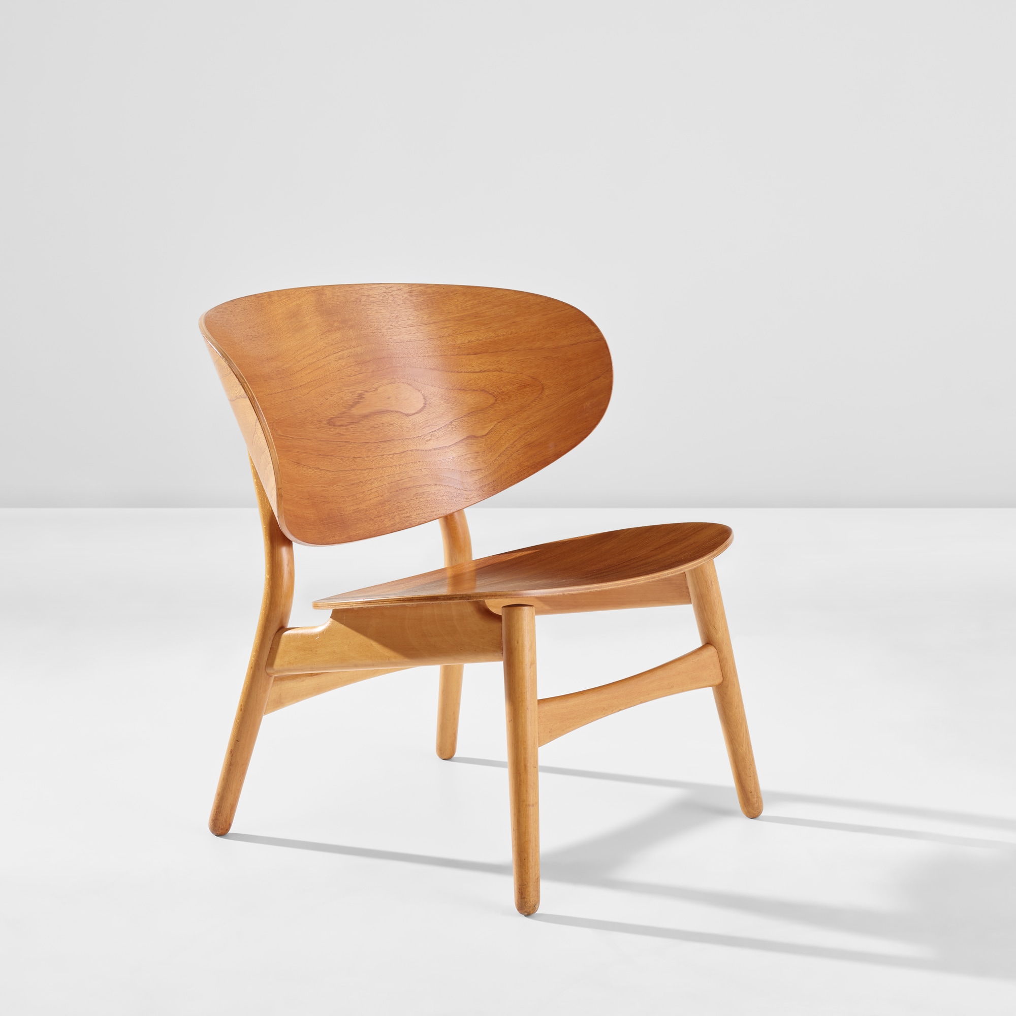 <p><strong>HANS J. WEGNER</strong>&nbsp;<em>&#39;Shell&#39; chair</em>, model no. 1936, designed in 1948</p>

