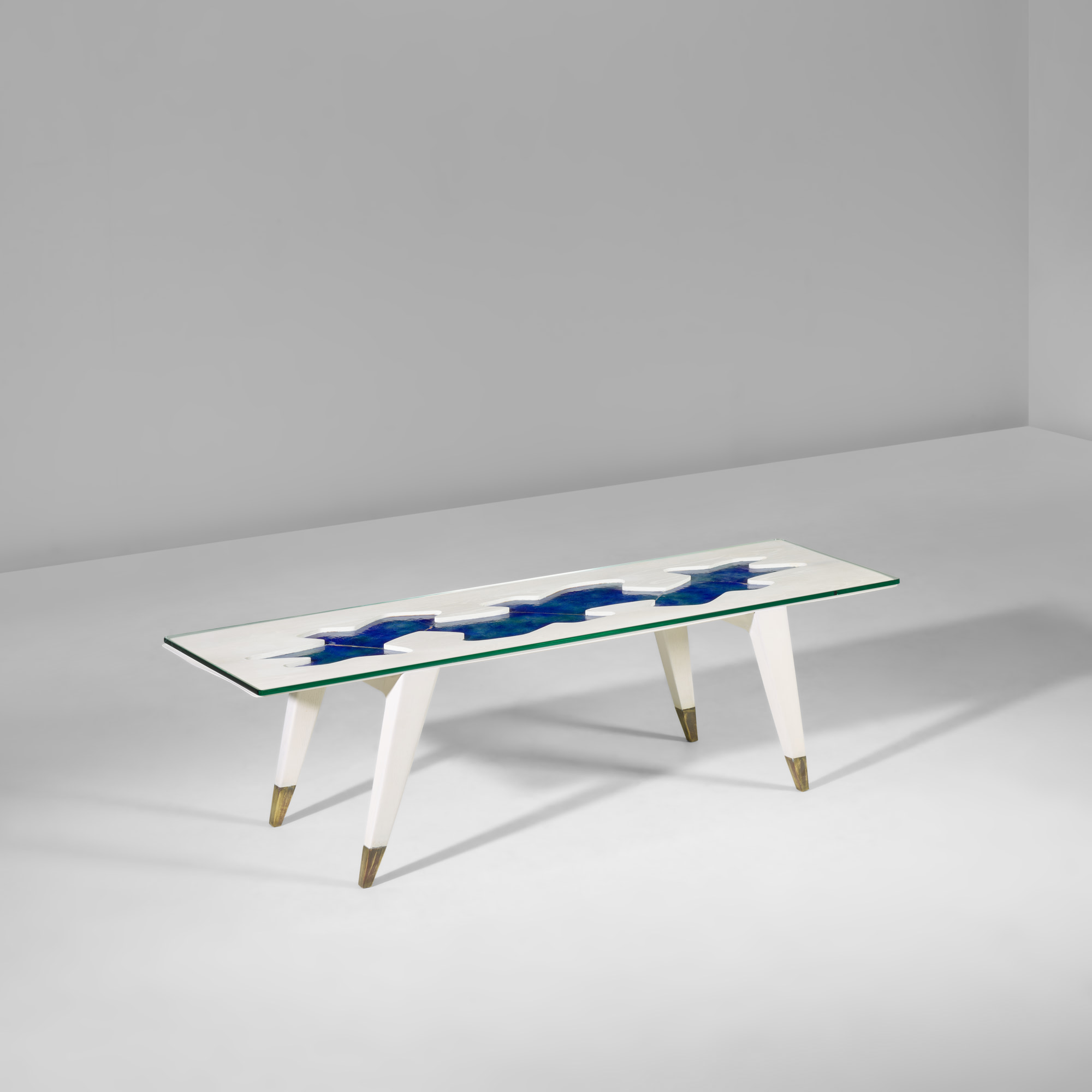 <p><strong>GIO PONTI</strong> <strong>and</strong>&nbsp;<strong>PAOLO DE POLI</strong> <em>Unique low table</em>, circa 1955</p>
