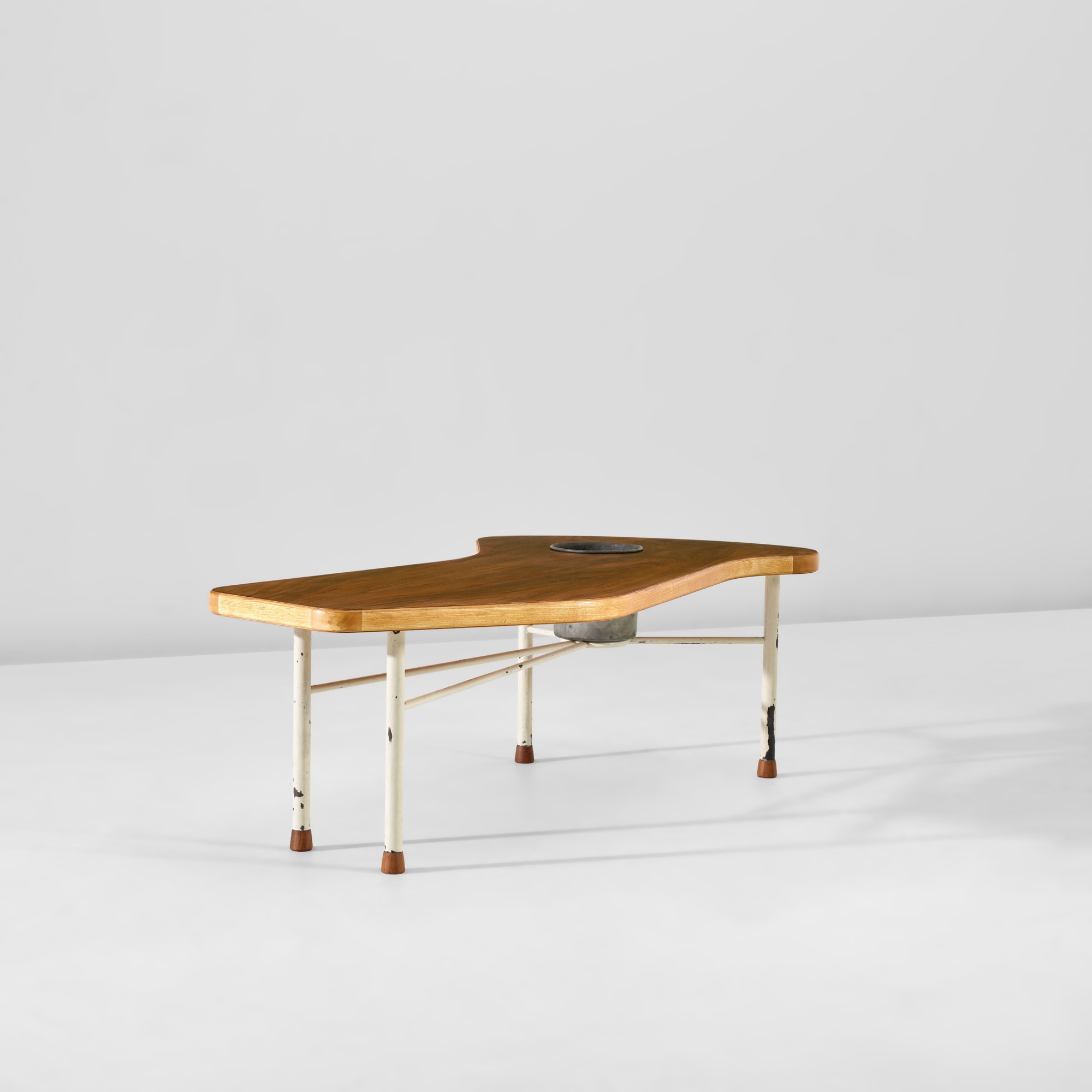 <p><strong>FINN JUHL</strong> <em>Rare coffee table</em>, circa 1941</p>
