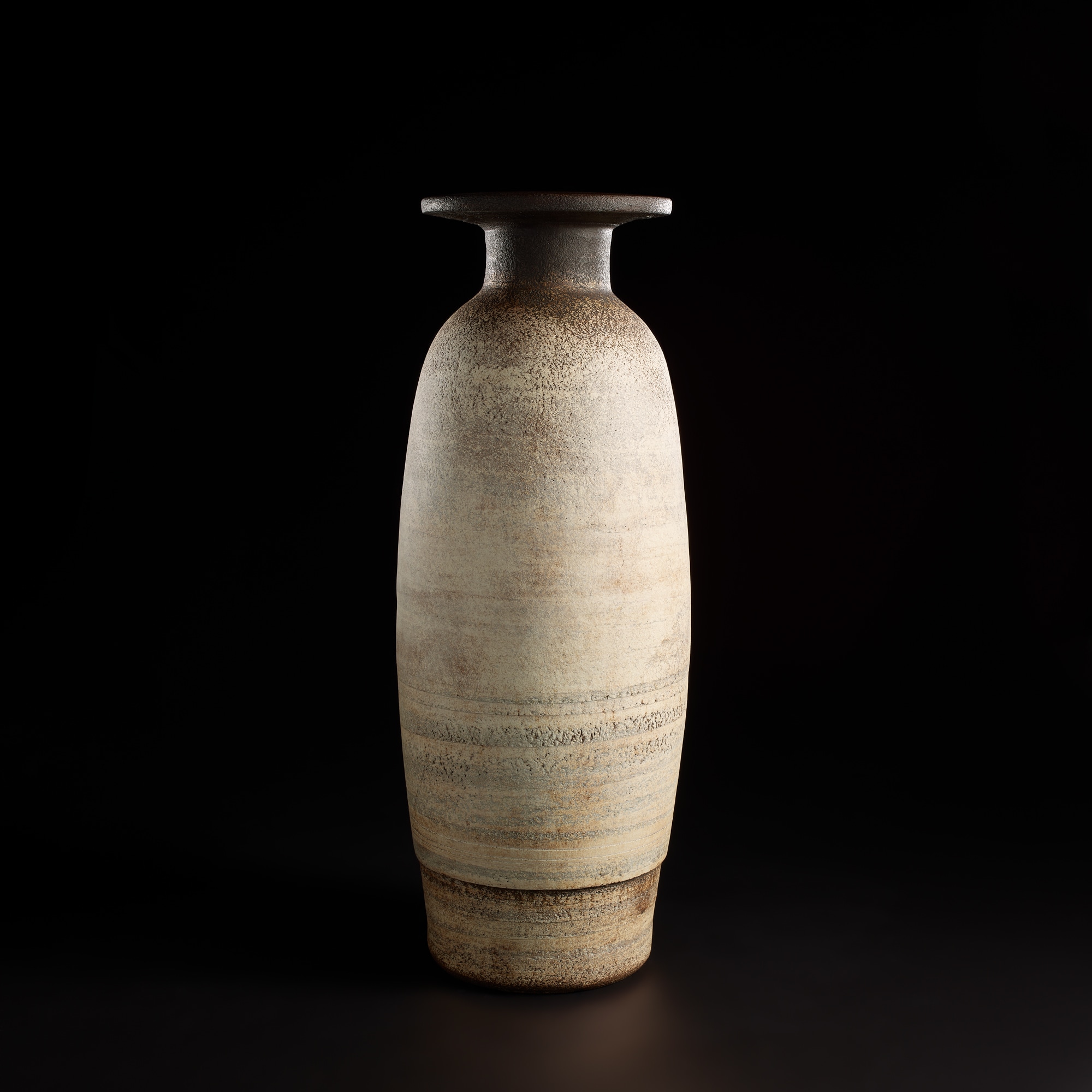 <p><strong>HANS COPER&nbsp;</strong><em>Monumental bottle with disc top</em>, circa 1959</p>
