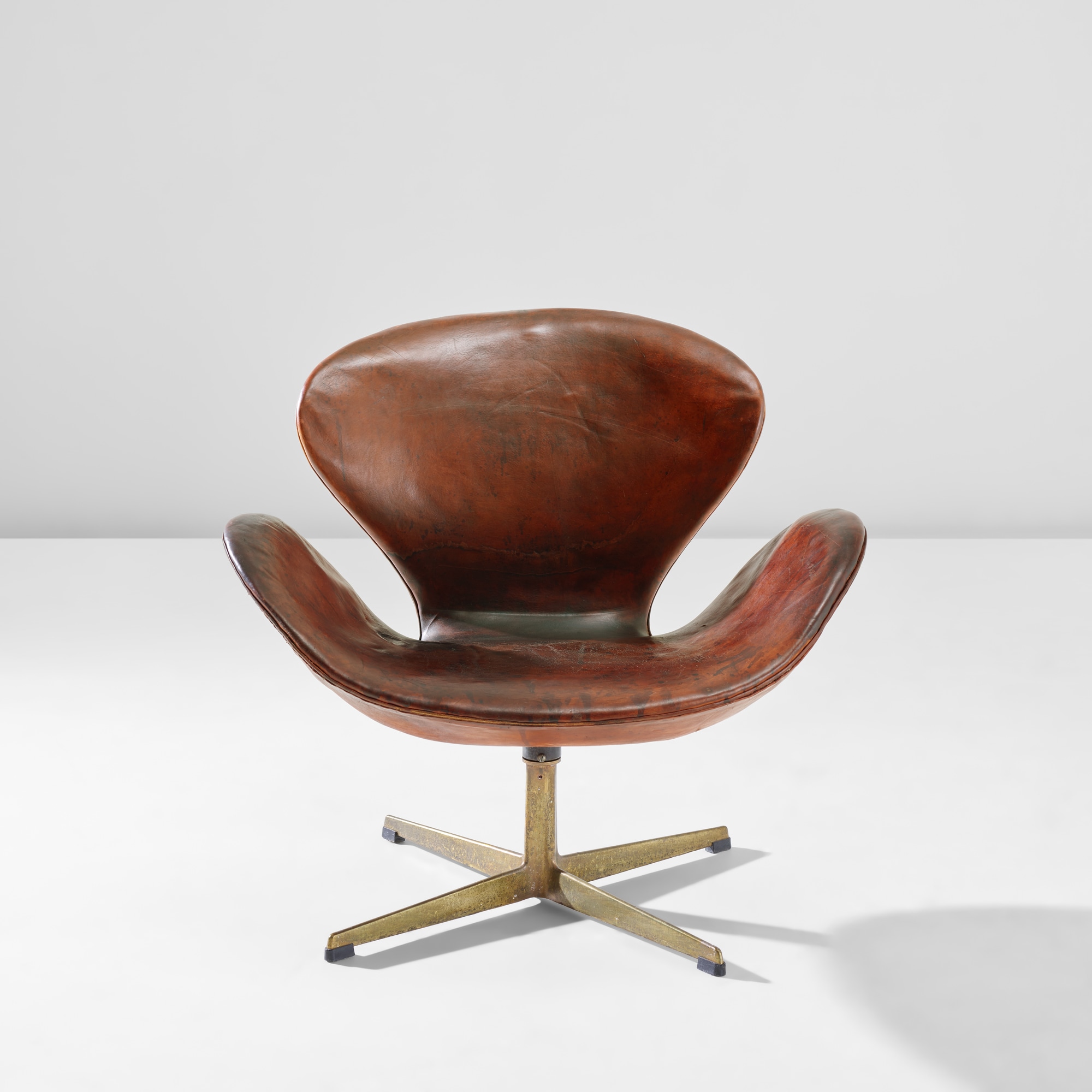 <p><strong>ARNE JACOBSEN&nbsp;</strong><em>&#39;Swan&#39; swivel armchair, from the SAS Royal Hotel, Copenhagen,</em> circa 1957</p>
