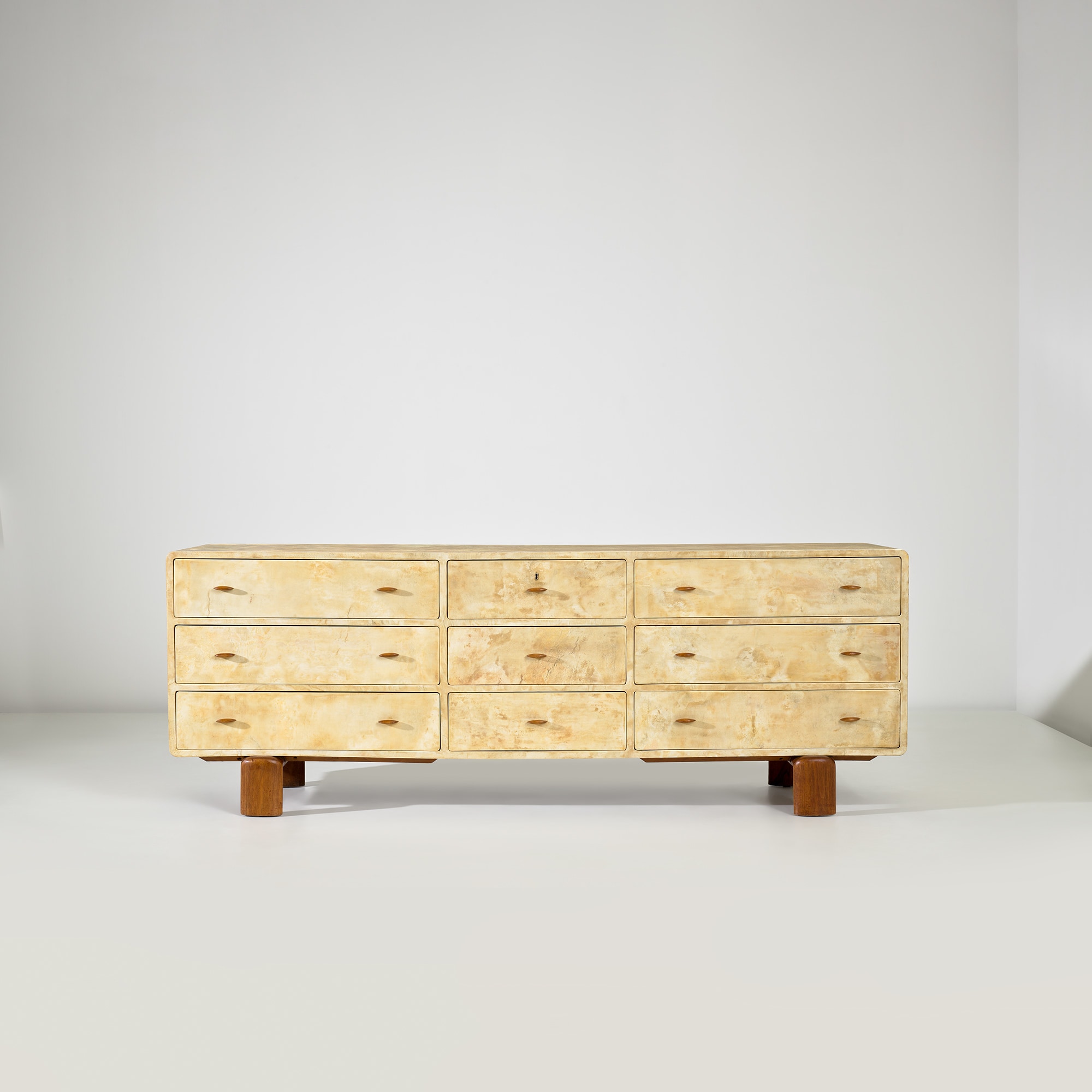 <p><strong>GUGLIELMO ULRICH</strong> <em>Rare chest of drawers, </em>circa 1935</p>
