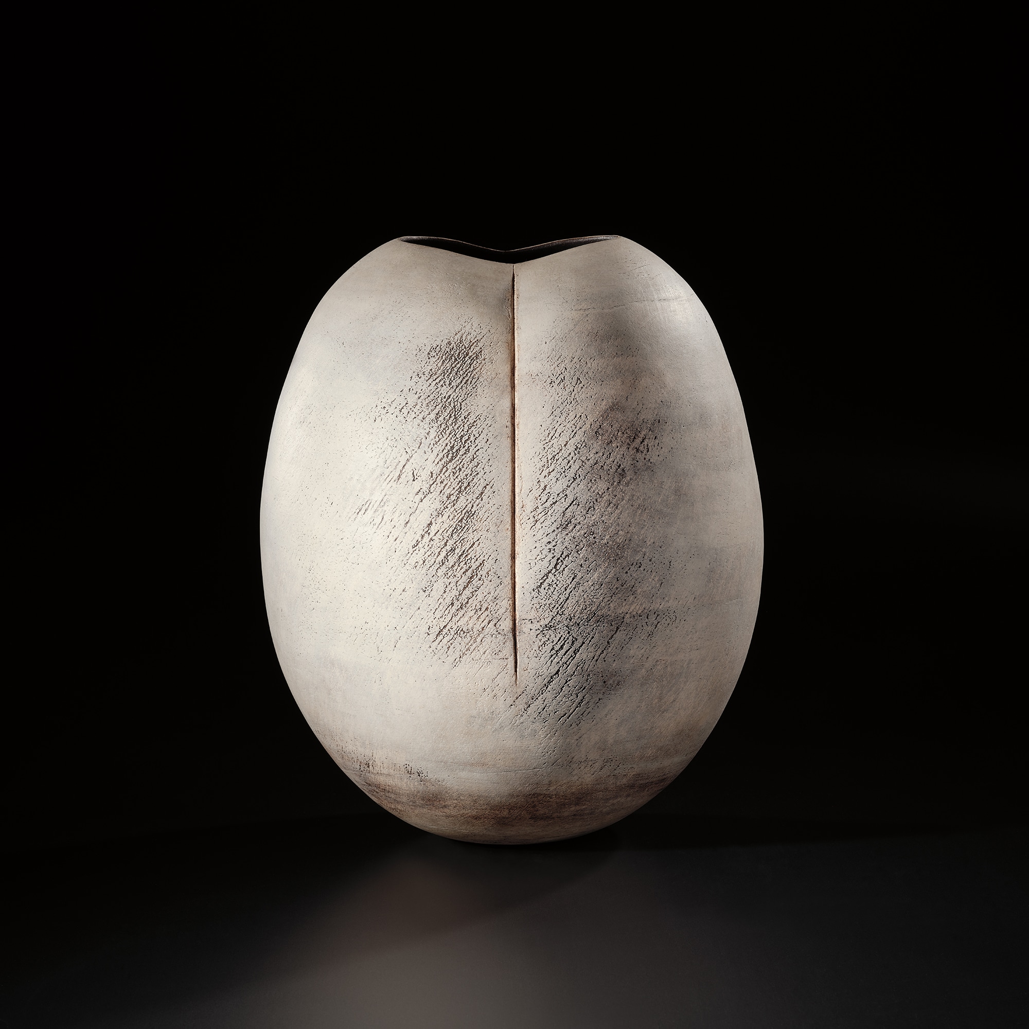 <p><strong>HANS COPER</strong> <em>Monumental ovoid pot</em>, circa 1968</p>
