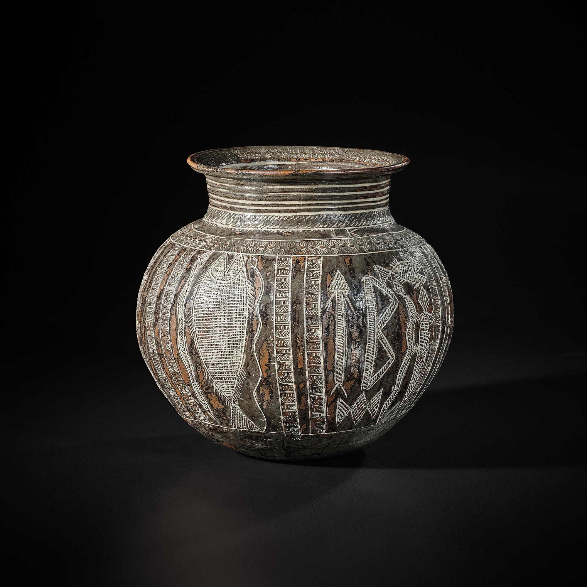 <p><strong>LADI KWALI</strong> <em>Airplane Water Pot</em>, 1962</p>
