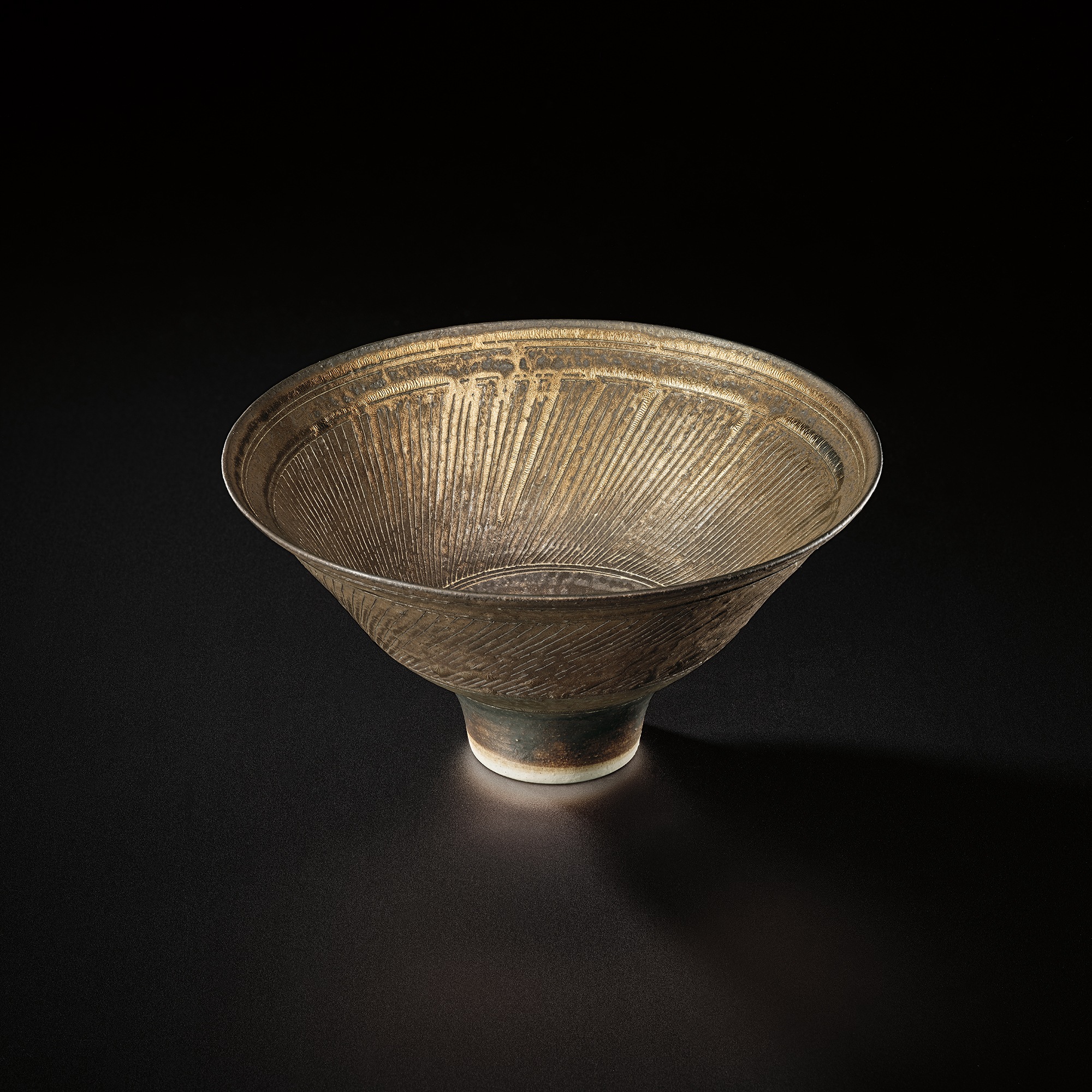 <p><strong>LUCIE RIE</strong> <em>Footed bowl</em>, circa 1976</p>
