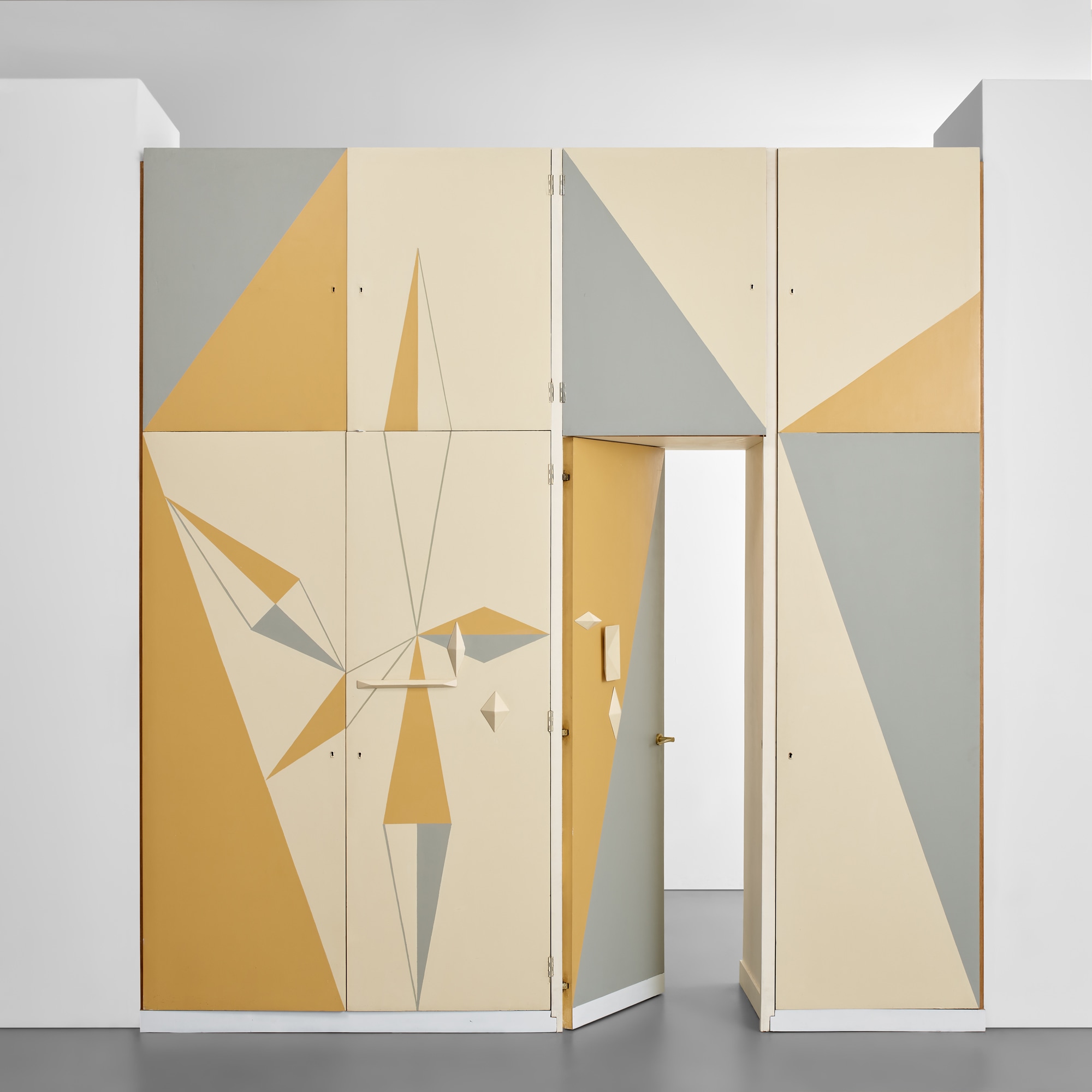 <p><strong>GIO PONTI&nbsp;</strong><em>Large wardrobe with integrated door</em>, circa 1955</p>
