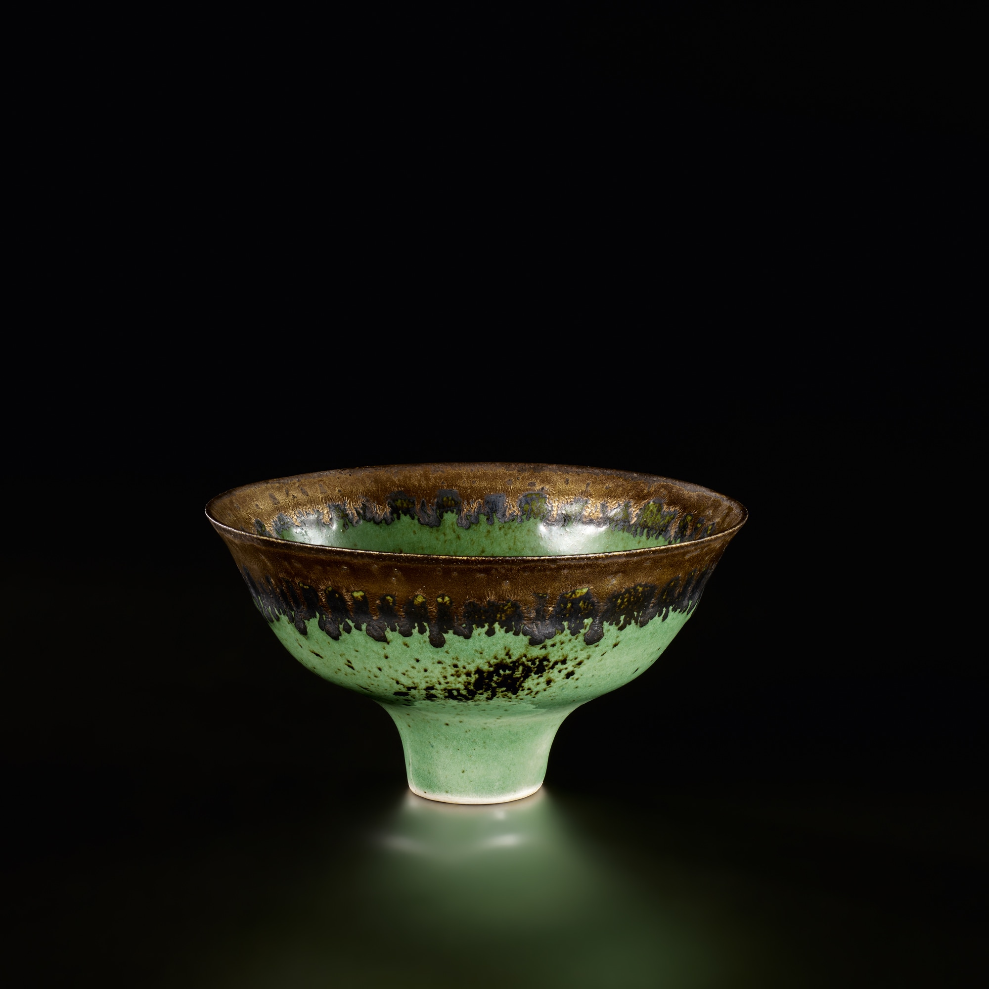 <p><strong>LUCIE RIE</strong> <em>Footed bowl</em>, circa 1982</p>
