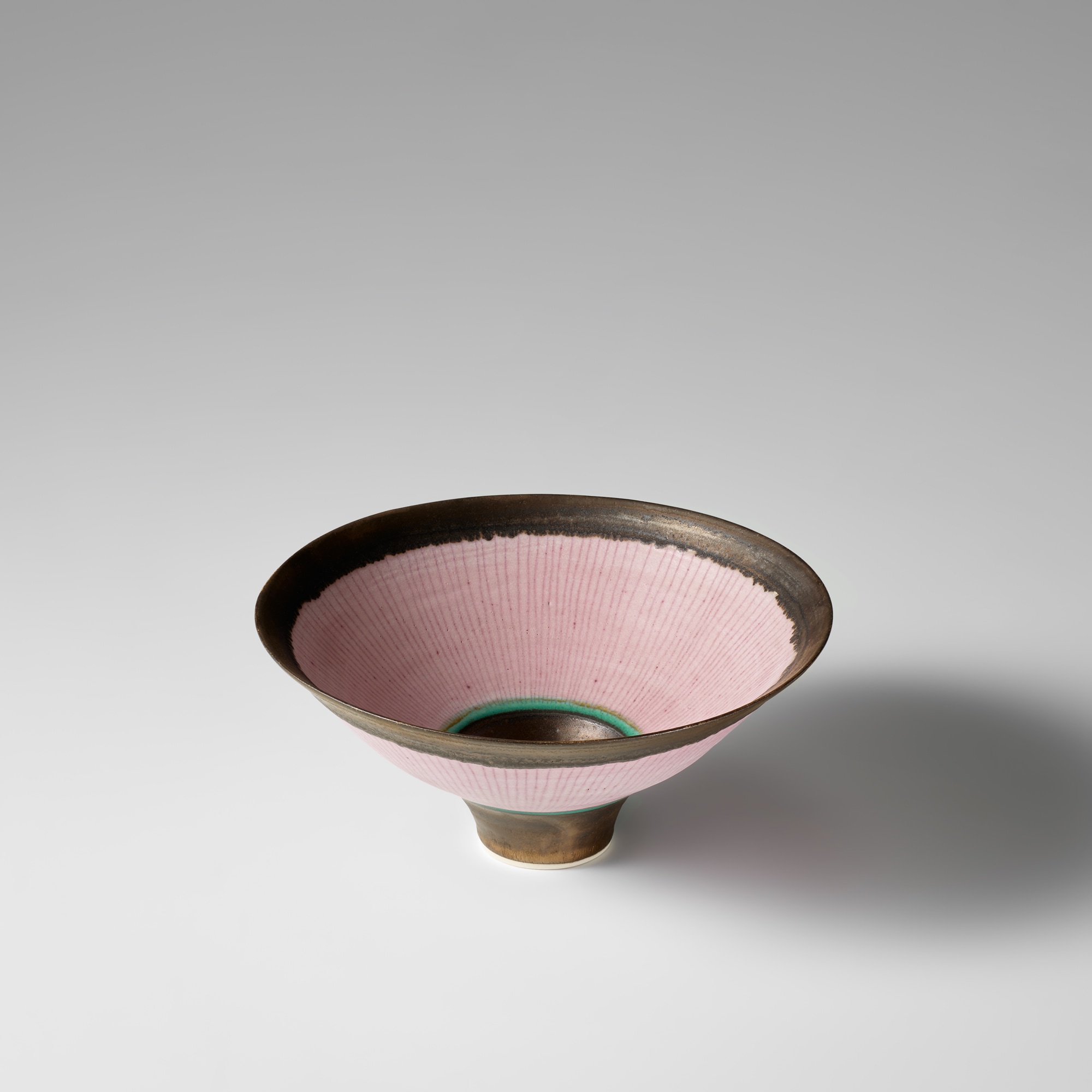 <p><strong>LUCIE RIE</strong>&nbsp;<em>Footed bowl</em>, circa 1981</p>
