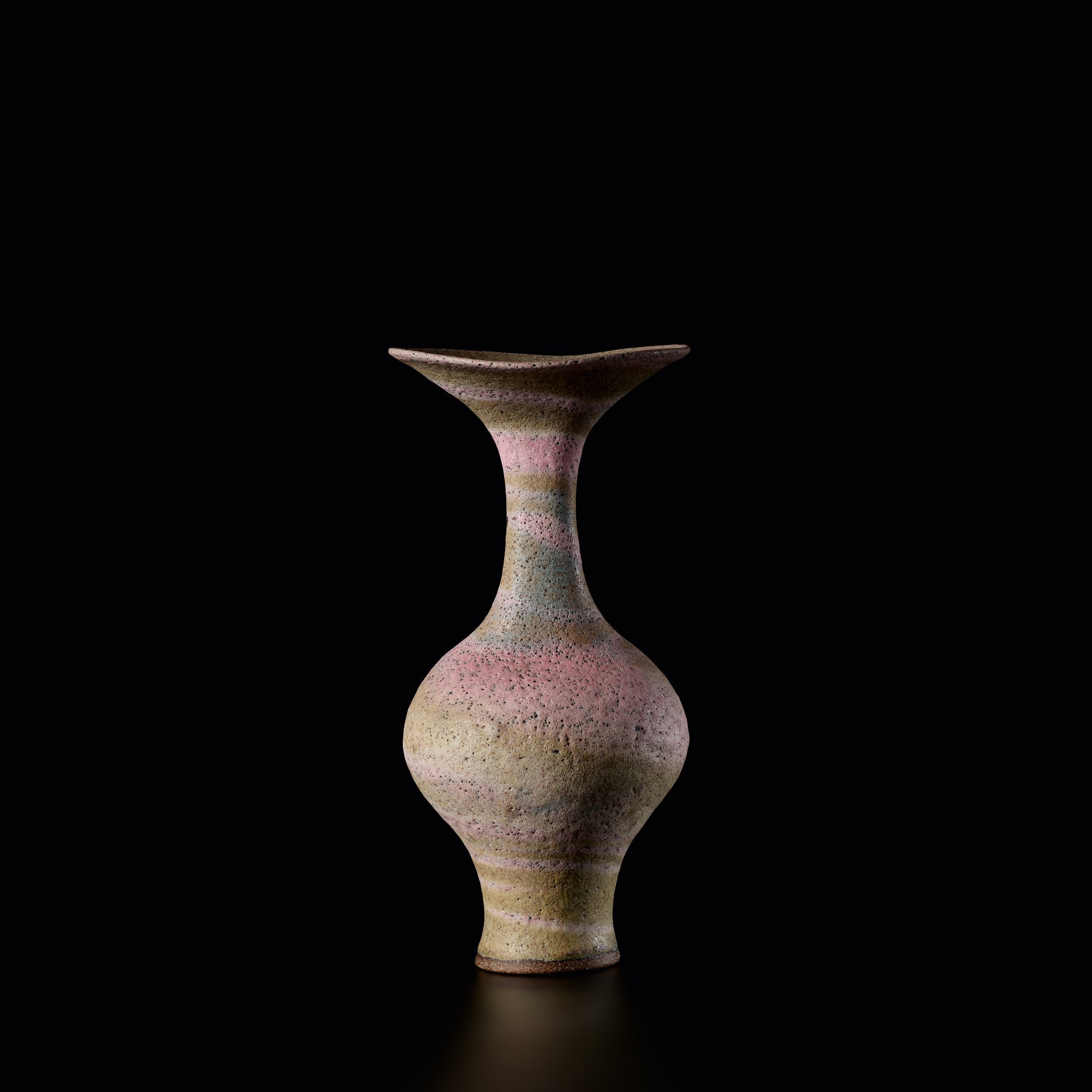 <p><strong>LUCIE RIE</strong> <em>Vase with flaring lip</em>, 1979</p>
