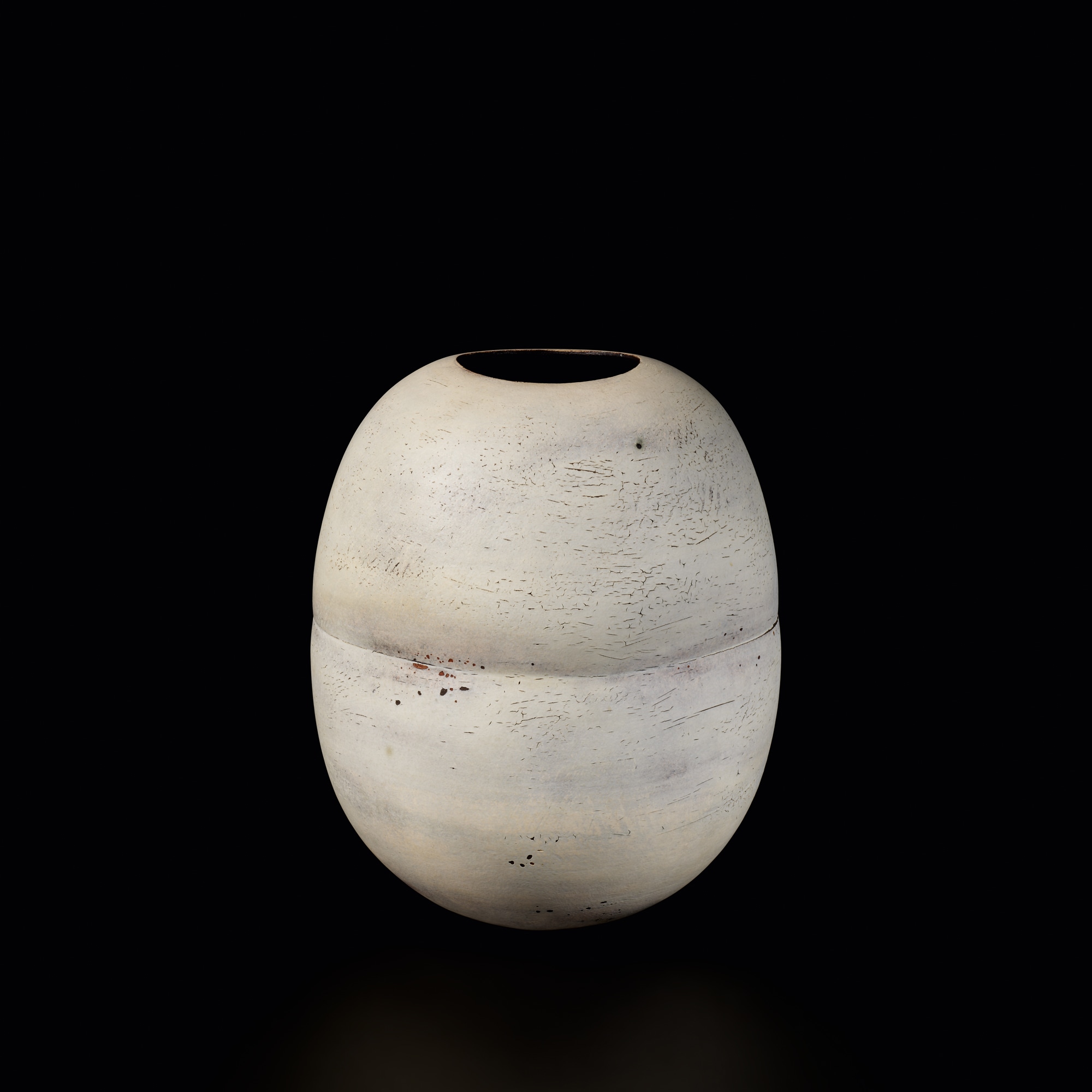 <p><strong>HANS COPER</strong> <em>Large pot with indents</em>, circa 1975</p>
