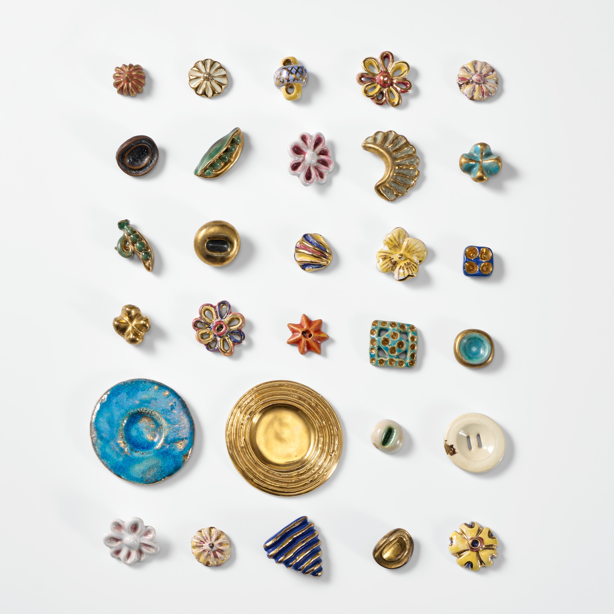 <p><strong>LUCIE RIE</strong><em> 29 buttons and brooches</em>, circa 1948</p>
