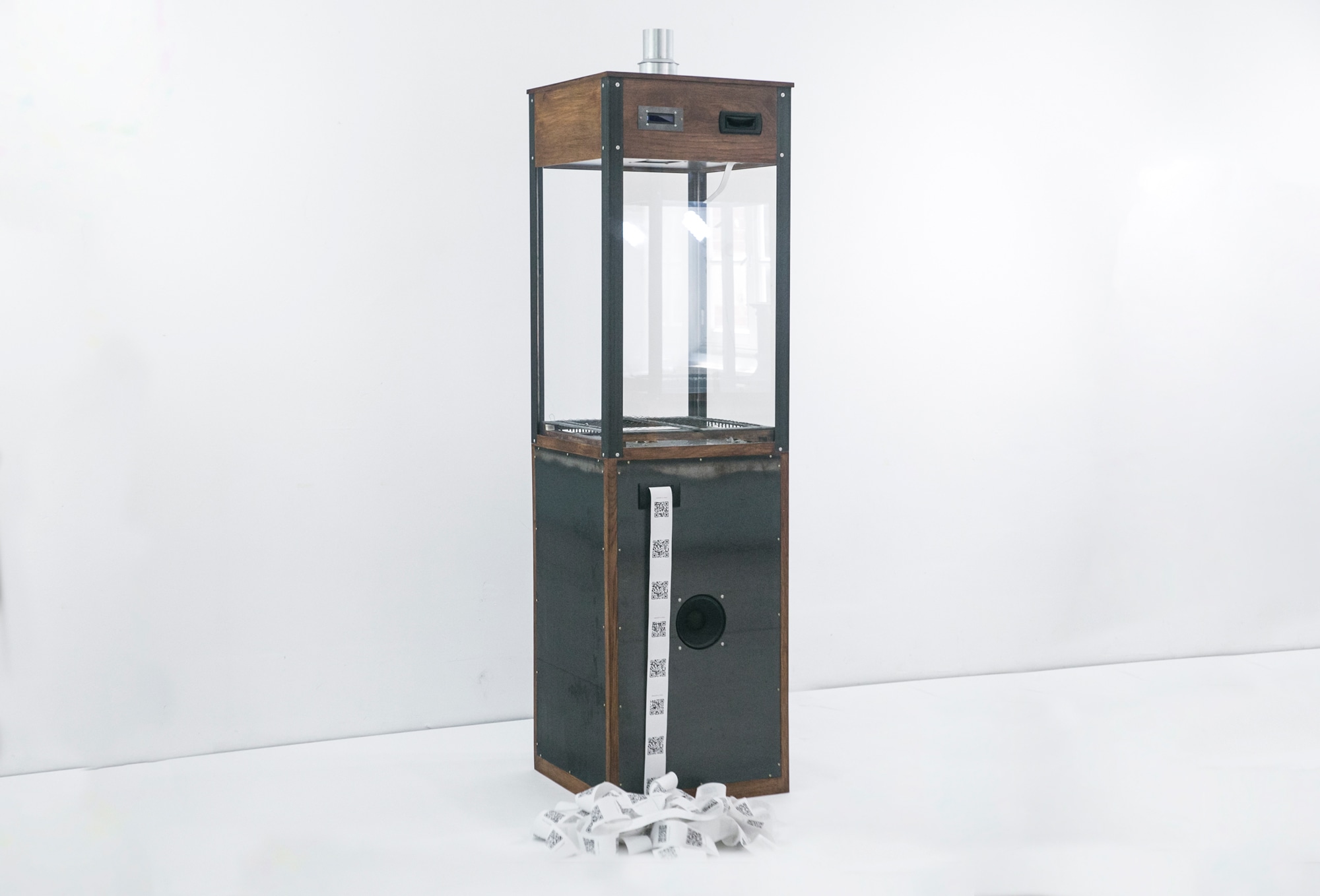 <p><strong>DISTRIBUTED GALLERY</strong>&nbsp;<em>Chaos Machine</em></p>
