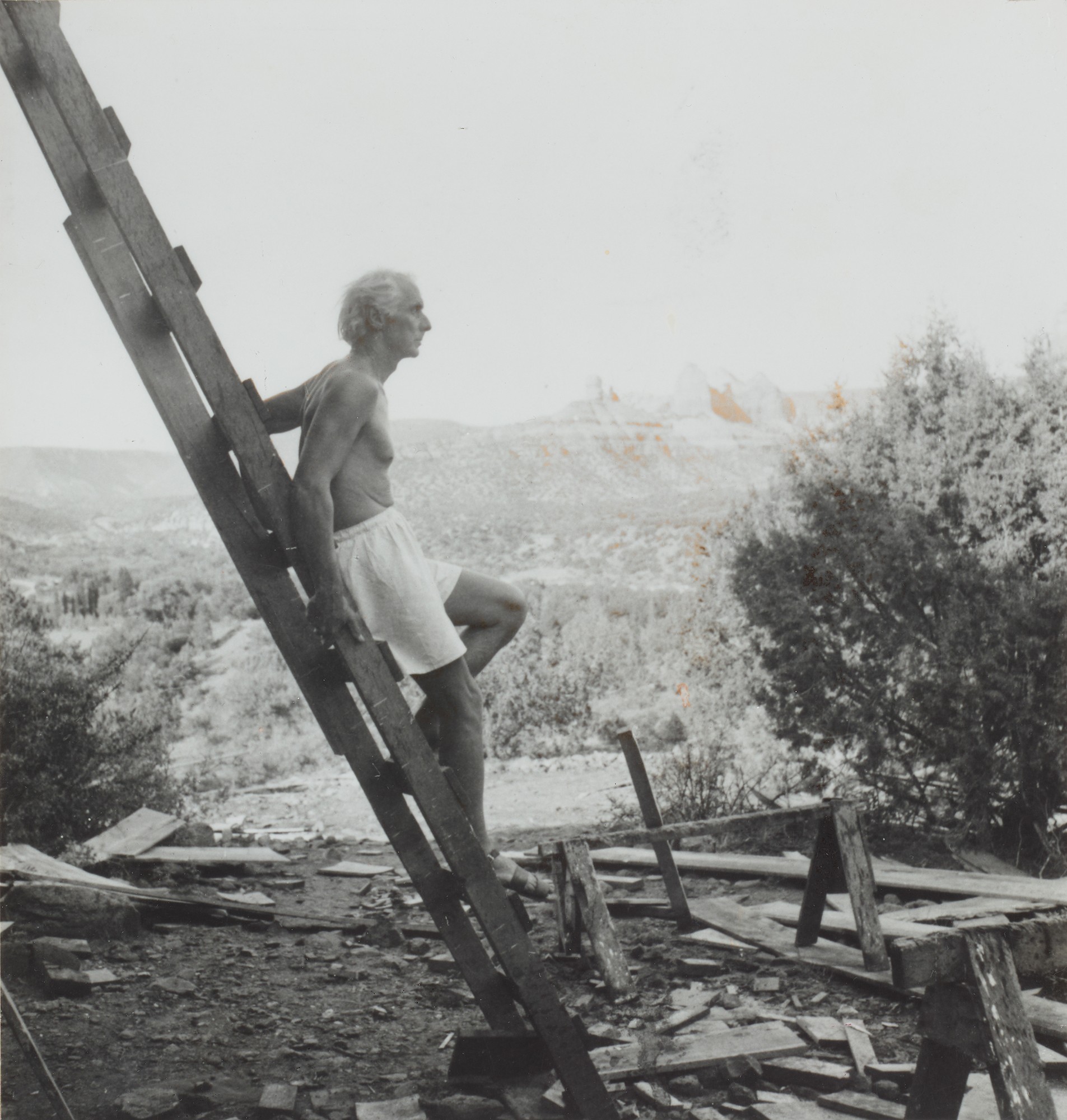 <p><strong>LEE MILLER</strong>&nbsp;<em>Max Ernst auf einer Holzleiter</em>, Sedona, Arizona, <em>August 1946</em>, 1946</p>
