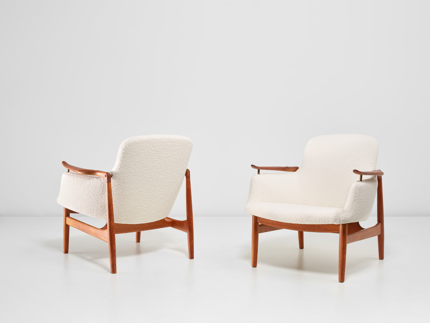 <p><strong>FINN JUHL</strong><em>&nbsp;Pair of easy chairs, model no. FJ 53</em>, designed 1953</p>
