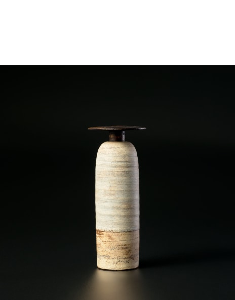 □１９６８年□Hans Clodhopper◇１８cm◇ Cop◇ Bonhams : Hans Coper Important tall bottle vase with disc, circa 1968